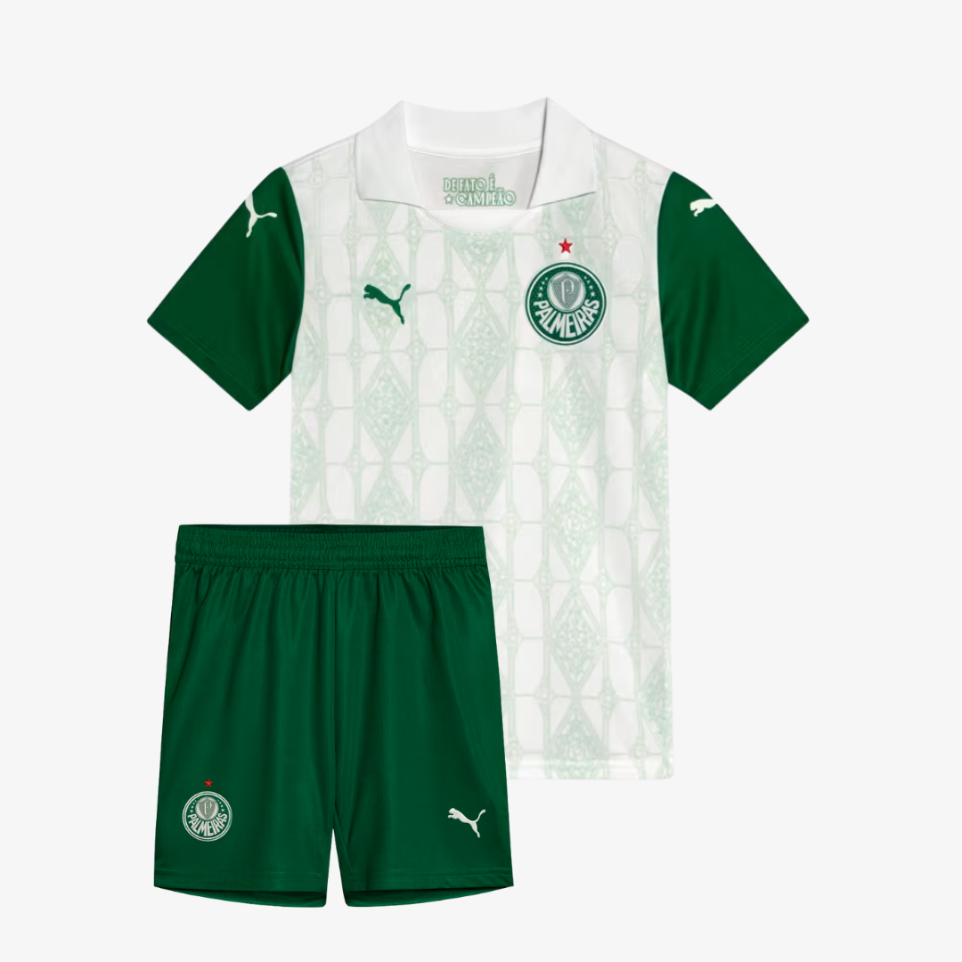 Conjunto Infantil Puma Palmeiras 2025/26 II, Camisas de Futebol, PIQUE DE JOGADOR, O Conjunto Infantil Palmeiras II 2025/26 da Puma é ideal para os pequenos demonstrarem o amor pelo Verdão com estilo e autenticidade. Com design moderno em branco e detalhes em verde, o uniforme oficial traz conforto, leveza e personalidade para o dia a dia e os dias de jogo. Características e Benefícios Tecnologia dryCELL, que afasta o suor da pele e mantém a criança seca e confortável Conjunto leve e respirável, ideal para 