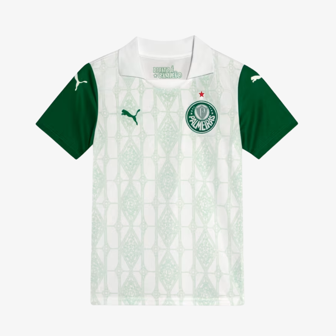 Conjunto Infantil Puma Palmeiras 2025/26 II, Camisas de Futebol, PIQUE DE JOGADOR, O Conjunto Infantil Palmeiras II 2025/26 da Puma é ideal para os pequenos demonstrarem o amor pelo Verdão com estilo e autenticidade. Com design moderno em branco e detalhes em verde, o uniforme oficial traz conforto, leveza e personalidade para o dia a dia e os dias de jogo. Características e Benefícios Tecnologia dryCELL, que afasta o suor da pele e mantém a criança seca e confortável Conjunto leve e respirável, ideal para 
