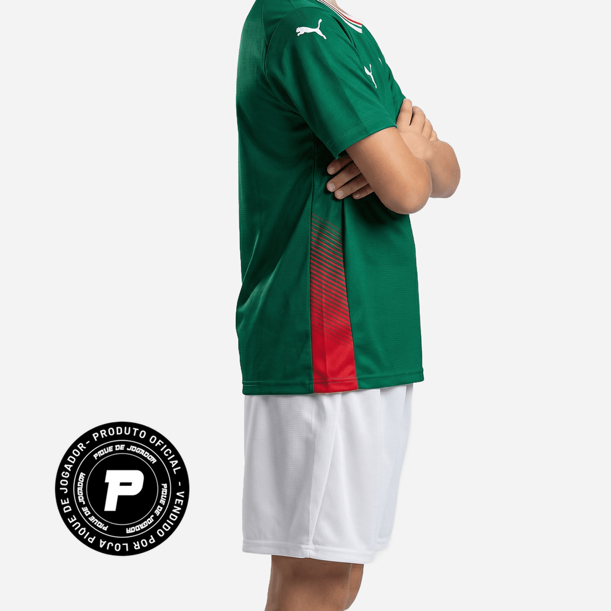 Conjunto Infantil Puma Palmeiras 2026/27 I, Camisas de Futebol, PIQUE DE JOGADOR, O Conjunto Infantil Palmeiras II 2025/26 da Puma é ideal para os pequenos demonstrarem o amor pelo Verdão com estilo e autenticidade. Com design moderno em branco e detalhes em verde, o uniforme oficial traz conforto, leveza e personalidade para o dia a dia e os dias de jogo. Características e Benefícios Tecnologia dryCELL, que afasta o suor da pele e mantém a criança seca e confortável Conjunto leve e respirável, ideal para m