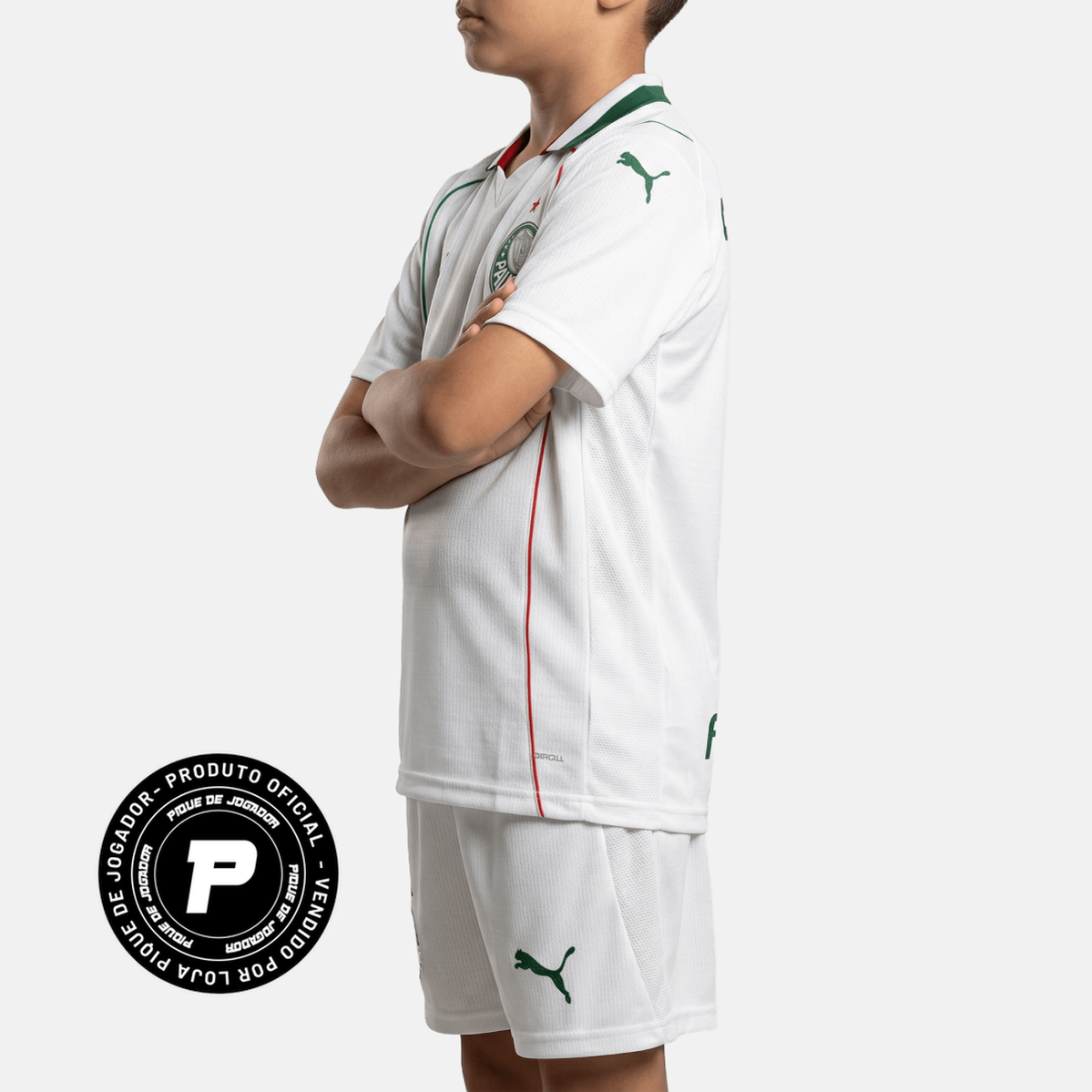 Conjunto Infantil Puma Palmeiras 2026/27 II, Camisas de Futebol, PIQUE DE JOGADOR, O Conjunto Infantil Palmeiras II 2025/26 da Puma é ideal para os pequenos demonstrarem o amor pelo Verdão com estilo e autenticidade. Com design moderno em branco e detalhes em verde, o uniforme oficial traz conforto, leveza e personalidade para o dia a dia e os dias de jogo. Características e Benefícios Tecnologia dryCELL, que afasta o suor da pele e mantém a criança seca e confortável Conjunto leve e respirável, ideal para 