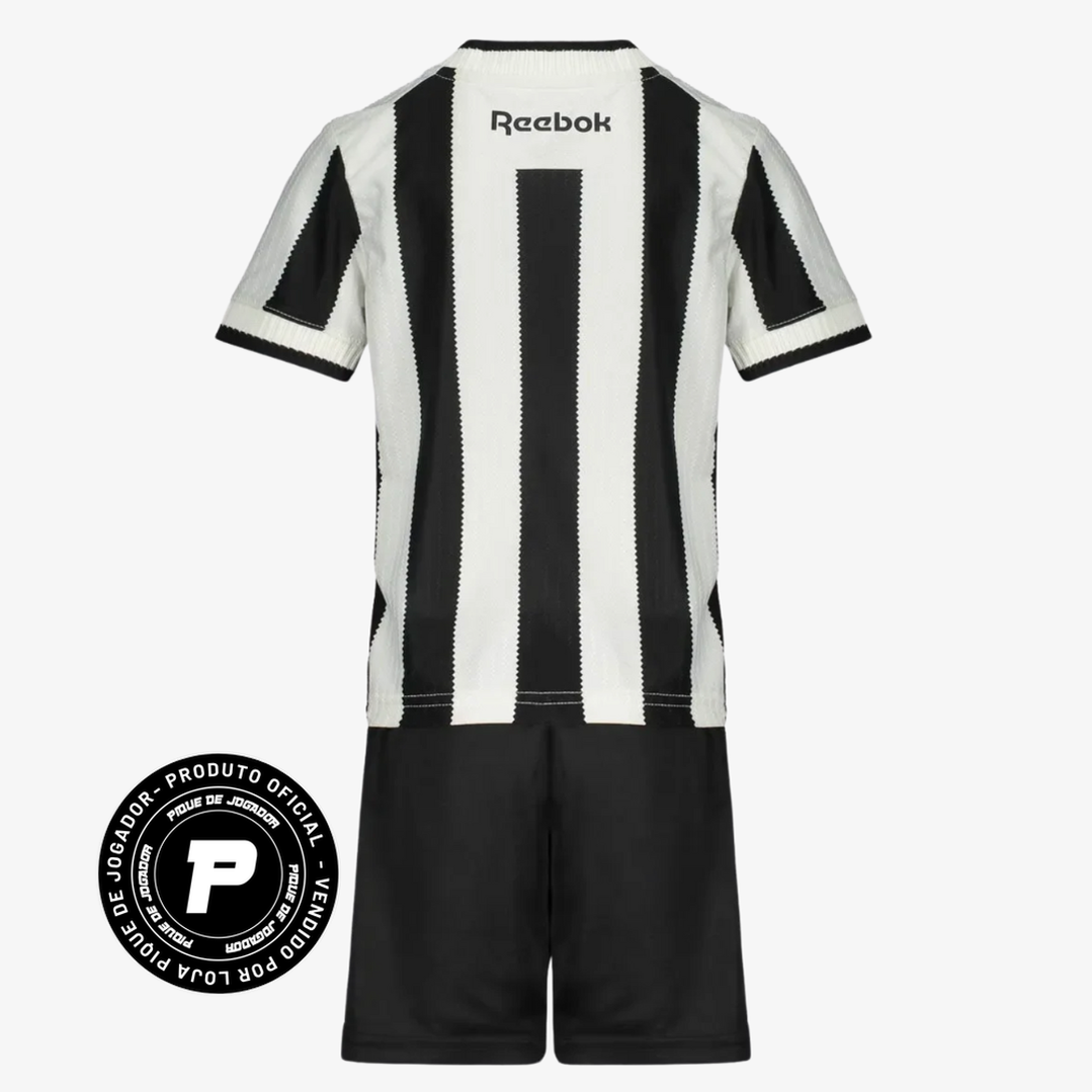 Conjunto Infantil Reebok Botafogo 25/26 I Feminino, Camisas de Futebol, PIQUE DE JOGADOR, O Conjunto Infantil Reebok Botafogo 2025/26 I é ideal para os pequenos torcedores alvinegros que já carregam o Glorioso no coração. Inspirado no uniforme titular da temporada, traz a clássica camisa listrada em preto e branco com gola diferenciada e short preto, formando um conjunto imponente, leve e confortável para o dia a dia ou para vibrar com o Fogão. Características e Benefícios Tecnologia que ajuda na absorção d