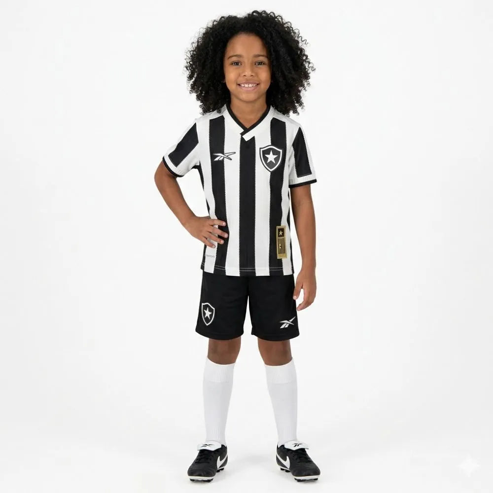 Conjunto Infantil Reebok Botafogo 25/26 I Feminino, Camisas de Futebol, PIQUE DE JOGADOR, O Conjunto Infantil Reebok Botafogo 2025/26 I é ideal para os pequenos torcedores alvinegros que já carregam o Glorioso no coração. Inspirado no uniforme titular da temporada, traz a clássica camisa listrada em preto e branco com gola diferenciada e short preto, formando um conjunto imponente, leve e confortável para o dia a dia ou para vibrar com o Fogão. Características e Benefícios Tecnologia que ajuda na absorção d