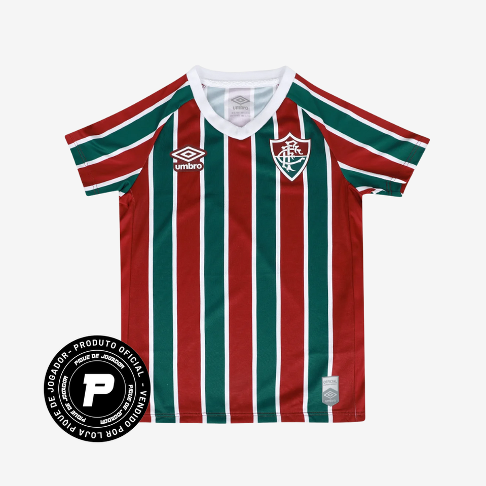 Conjunto Infantil Umbro Fluminense 2025/26 I, Camisas de Futebol, PIQUE DE JOGADOR, CONJUNTO INFANTIL UMBRO FLUMINENSE 2025/26 I O Conjunto Infantil Umbro Fluminense 2025/26 I é a escolha perfeita para os pequenos tricolores que já crescem com o coração verde, branco e grená. Com design fiel ao uniforme principal da temporada, o kit inclui camisa e short com acabamento impecável e conforto ideal para o dia a dia ou para jogar bola. Produzido com tecido leve e respirável, o conjunto garante liberdade de movi