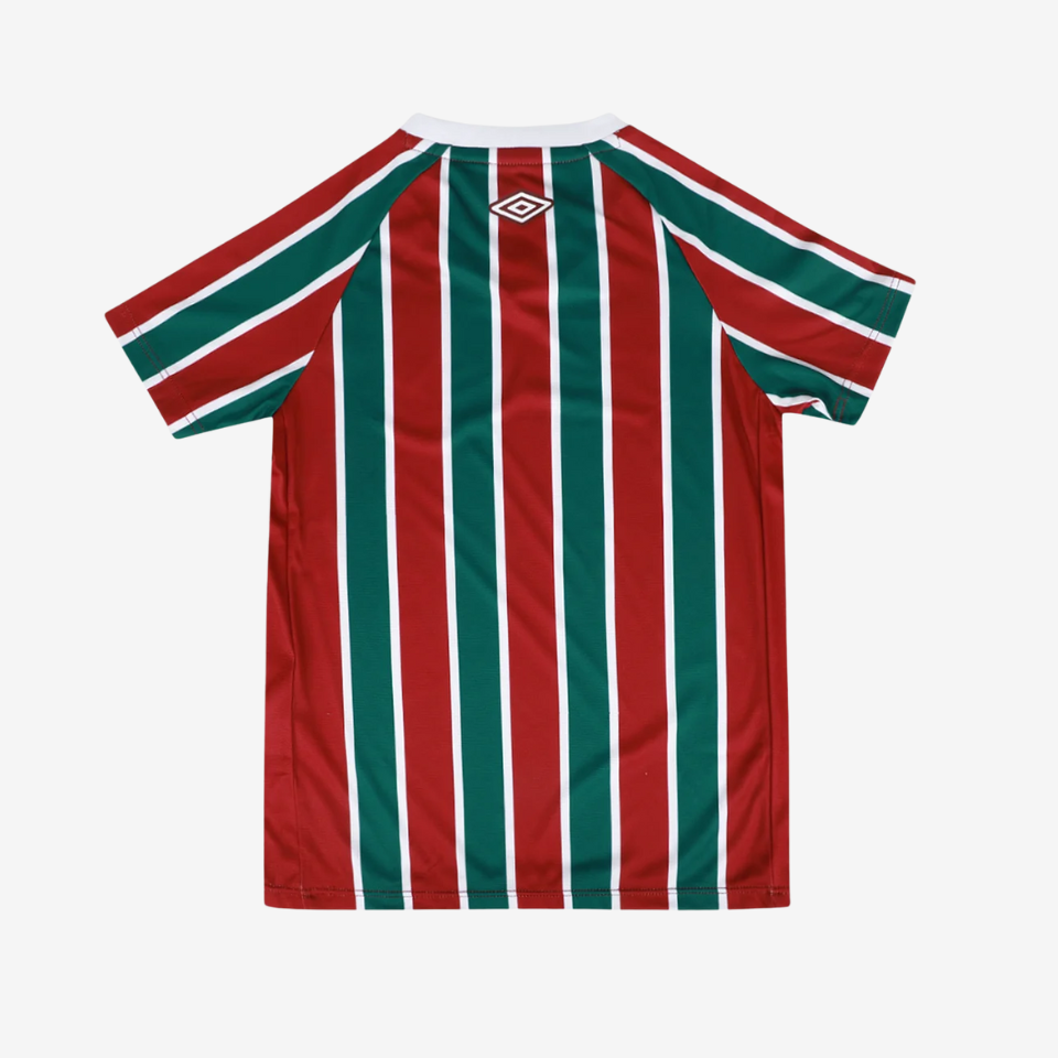 Conjunto Infantil Umbro Fluminense 2025/26 I, Camisas de Futebol, PIQUE DE JOGADOR, CONJUNTO INFANTIL UMBRO FLUMINENSE 2025/26 I O Conjunto Infantil Umbro Fluminense 2025/26 I é a escolha perfeita para os pequenos tricolores que já crescem com o coração verde, branco e grená. Com design fiel ao uniforme principal da temporada, o kit inclui camisa e short com acabamento impecável e conforto ideal para o dia a dia ou para jogar bola. Produzido com tecido leve e respirável, o conjunto garante liberdade de movi