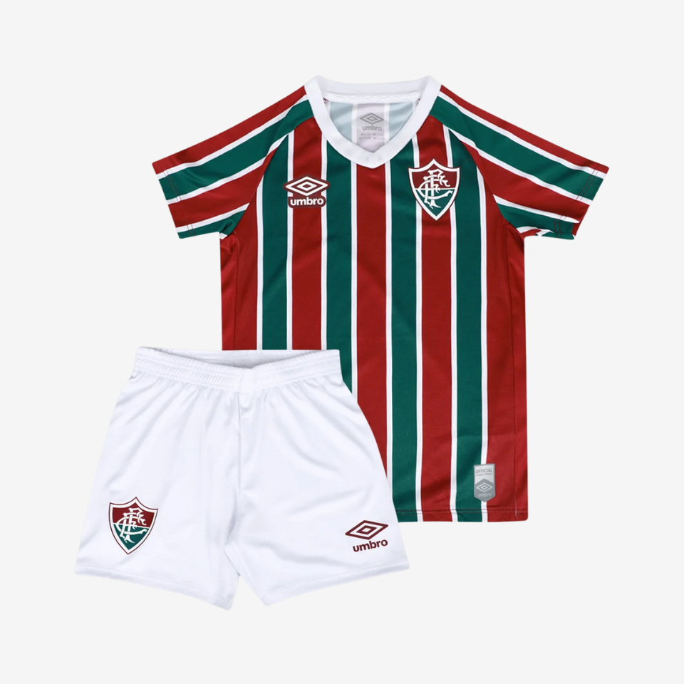 Conjunto Infantil Umbro Fluminense 2025/26 I, Camisas de Futebol, PIQUE DE JOGADOR, CONJUNTO INFANTIL UMBRO FLUMINENSE 2025/26 I O Conjunto Infantil Umbro Fluminense 2025/26 I é a escolha perfeita para os pequenos tricolores que já crescem com o coração verde, branco e grená. Com design fiel ao uniforme principal da temporada, o kit inclui camisa e short com acabamento impecável e conforto ideal para o dia a dia ou para jogar bola. Produzido com tecido leve e respirável, o conjunto garante liberdade de movi