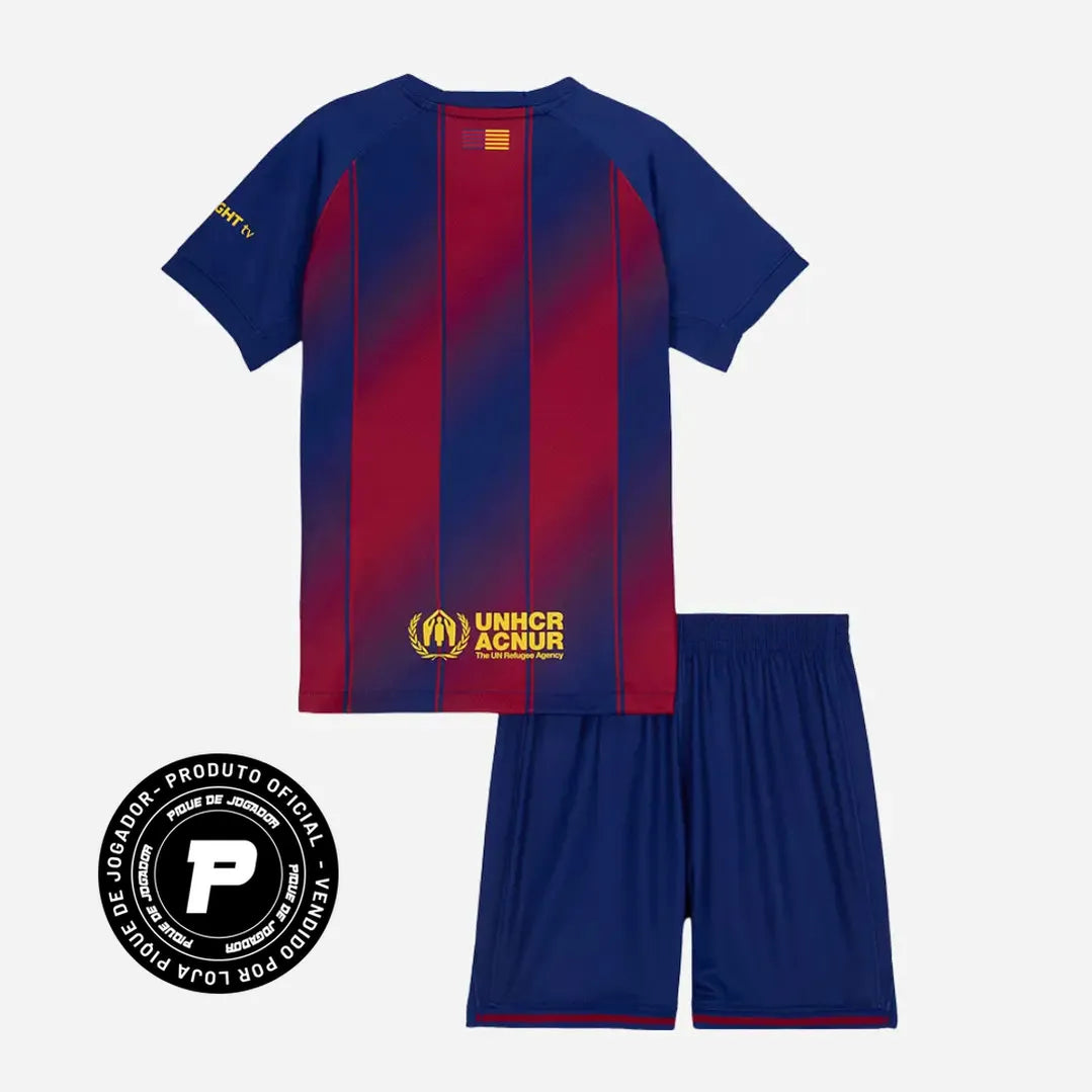 Conjunto Infantil Nike Barcelona 2025/26 I, Camisas de Futebol, PIQUE DE JOGADOR, O novo conjunto principal do Barcelona 2024/25 em versão infantil traz um visual moderno e ousado, feito para os pequenos torcedores que já vivem a grandeza do Barça desde cedo. Com camisa e short, o kit destaca uma combinação de cores inovadora e o escudo do clube aplicado com orgulho no peito. É futebol, identidade e atitude em cada detalhe. Produzido com tecido leve e tecnologia Dri-FIT, oferece respirabilidade, conforto e 