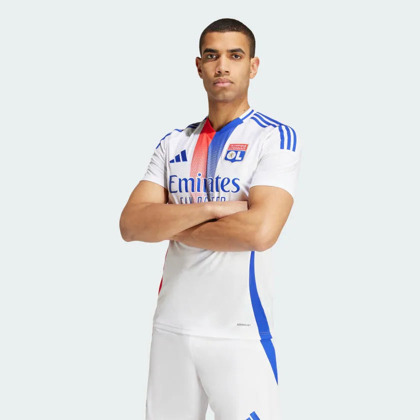 Camisa Adidas Lyon 25/26 Home, Camisa Futebol, Adidas, Ficha do Produto TecnologiaAeroReady: Sistema que controla o excesso de umidade do corpo, garantindo a rápida secagem do suor durante os exercícios. Composição: 100% PoliésterMarca: AdidasIndicada para: Jogo/CasualGênero: MasculinoEscudo: BordadoOrigem: ImportadoManga: Curta-PIQUE DE JOGADOR