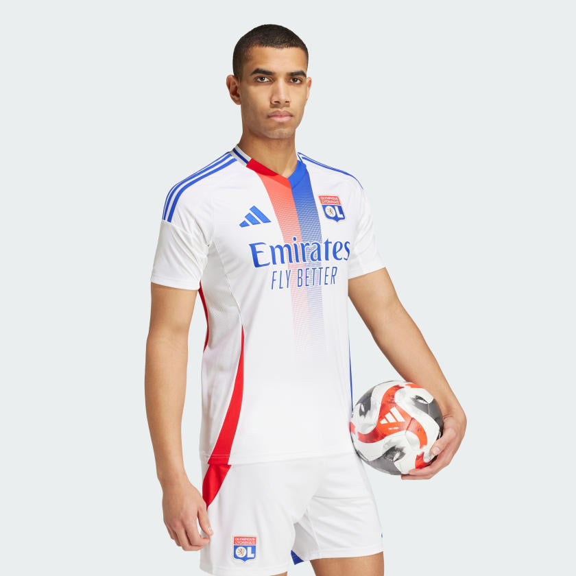 Camisa Adidas Lyon 25/26 Home, Camisa Futebol, Adidas, Ficha do Produto TecnologiaAeroReady: Sistema que controla o excesso de umidade do corpo, garantindo a rápida secagem do suor durante os exercícios. Composição: 100% PoliésterMarca: AdidasIndicada para: Jogo/CasualGênero: MasculinoEscudo: BordadoOrigem: ImportadoManga: Curta-PIQUE DE JOGADOR