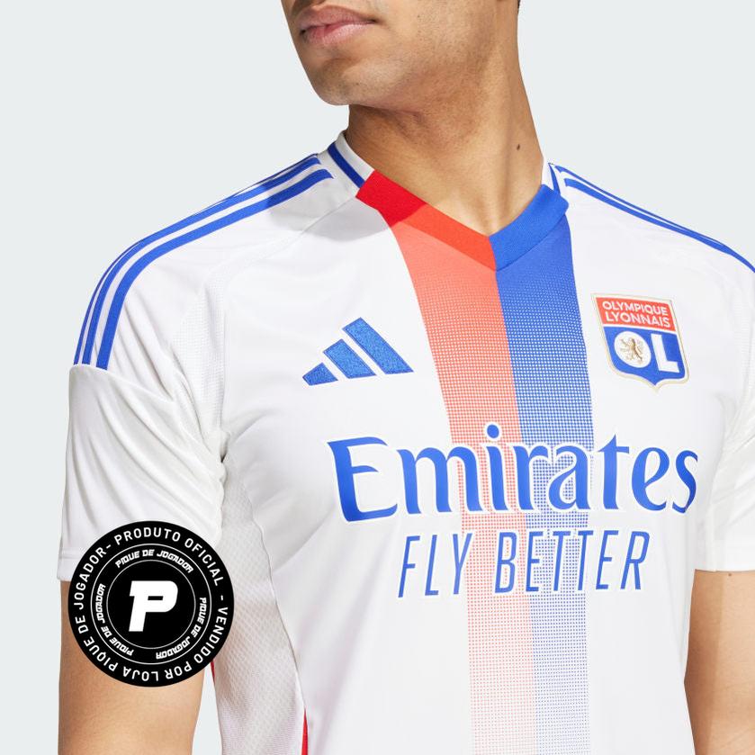 Camisa Adidas Lyon 25/26 Home, Camisa Futebol, Adidas, Ficha do Produto TecnologiaAeroReady: Sistema que controla o excesso de umidade do corpo, garantindo a rápida secagem do suor durante os exercícios. Composição: 100% PoliésterMarca: AdidasIndicada para: Jogo/CasualGênero: MasculinoEscudo: BordadoOrigem: ImportadoManga: Curta-PIQUE DE JOGADOR