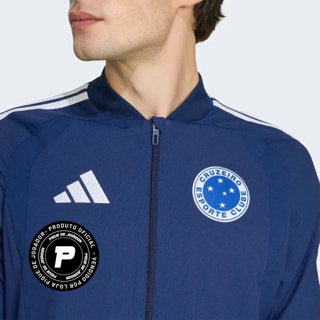 Jaqueta Adidas Cruzeiro 26/27 Treino/Viagem, Camisa Futebol, Adidas, Descrição do produto Represente o Gigante da Pampulha com autoridade usando a jaqueta Cruzeiro 26/27 apresentação Adidas masculina, o item indispensável para o torcedor que valoriza um visual profissional e imponente. Esta jaqueta masculina é a mesma utilizada pelos jogadores em viagens e coletivas de imprensa, garantindo um padrão de qualidade internacional e design exclusivo da temporada. Confeccionada em tecido leve e resistente, ela of