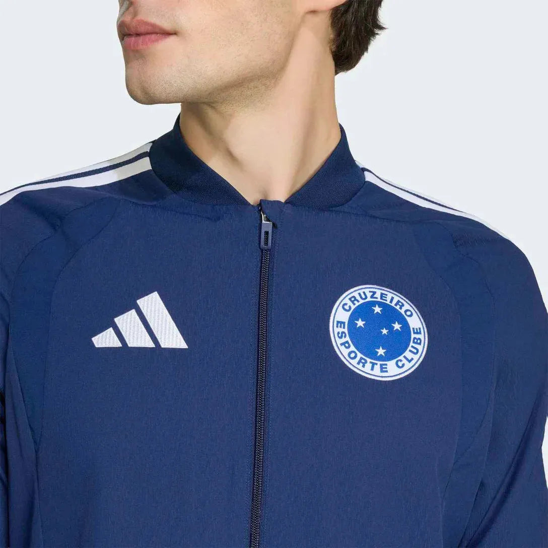 Jaqueta Adidas Cruzeiro 26/27 Treino/Viagem, Camisa Futebol, Adidas, Descrição do produto Represente o Gigante da Pampulha com autoridade usando a jaqueta Cruzeiro 26/27 apresentação Adidas masculina, o item indispensável para o torcedor que valoriza um visual profissional e imponente. Esta jaqueta masculina é a mesma utilizada pelos jogadores em viagens e coletivas de imprensa, garantindo um padrão de qualidade internacional e design exclusivo da temporada. Confeccionada em tecido leve e resistente, ela of