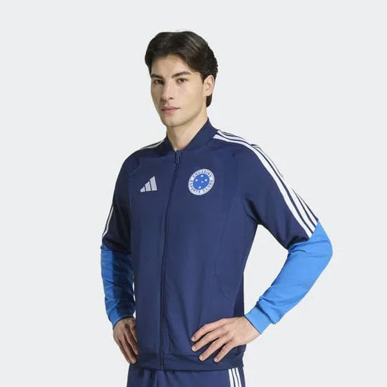 Jaqueta Adidas Cruzeiro 26/27 Treino/Viagem, Camisa Futebol, Adidas, Descrição do produto Represente o Gigante da Pampulha com autoridade usando a jaqueta Cruzeiro 26/27 apresentação Adidas masculina, o item indispensável para o torcedor que valoriza um visual profissional e imponente. Esta jaqueta masculina é a mesma utilizada pelos jogadores em viagens e coletivas de imprensa, garantindo um padrão de qualidade internacional e design exclusivo da temporada. Confeccionada em tecido leve e resistente, ela of