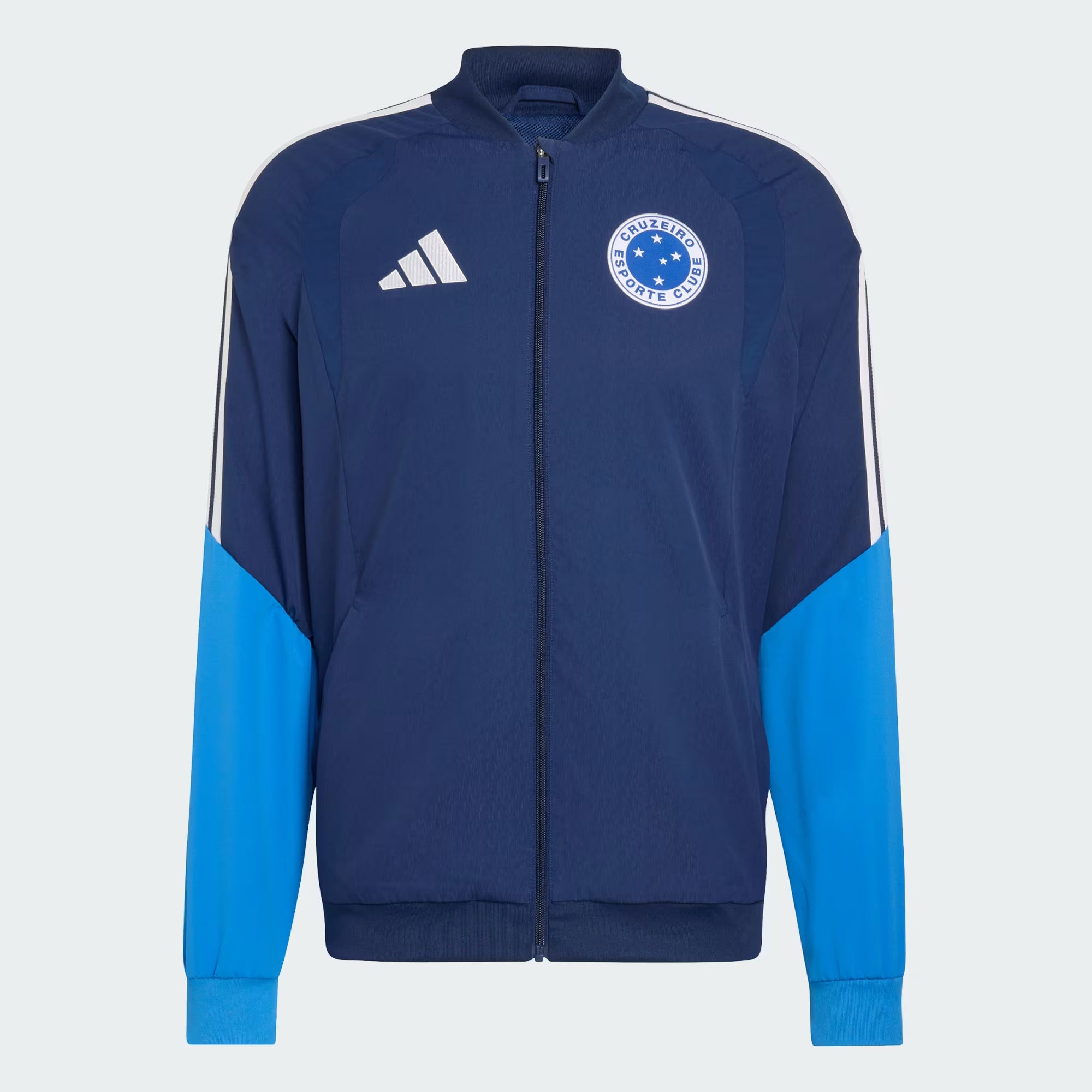 Jaqueta Adidas Cruzeiro 26/27 Treino/Viagem, Camisa Futebol, Adidas, Descrição do produto Represente o Gigante da Pampulha com autoridade usando a jaqueta Cruzeiro 26/27 apresentação Adidas masculina, o item indispensável para o torcedor que valoriza um visual profissional e imponente. Esta jaqueta masculina é a mesma utilizada pelos jogadores em viagens e coletivas de imprensa, garantindo um padrão de qualidade internacional e design exclusivo da temporada. Confeccionada em tecido leve e resistente, ela of