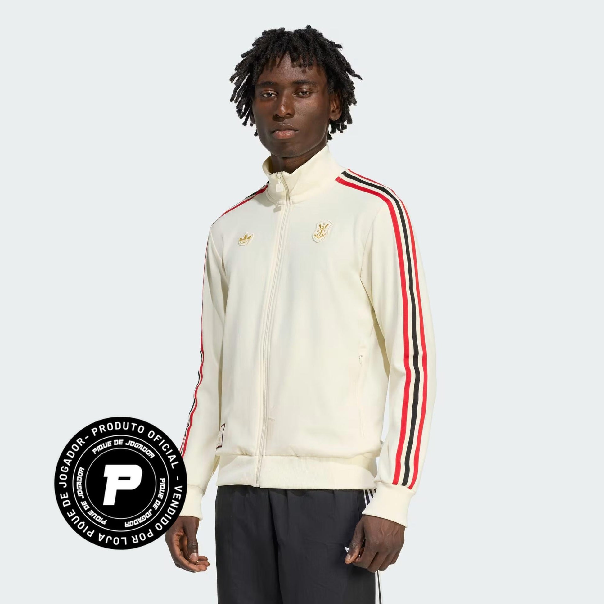 Jaqueta Adidas Flamengo Terrace Icons, Camisa Futebol, Adidas, Mostre um pouco do estilo do futebol dos anos 80 com esta jaqueta do Mengão. esta jaqueta adidas CR Flamengo é uma versão moderno do estilo do futebol dos anos 80. Perfeito para você torcer pelo seu time, ele é feito de tecido de sarja macio e suave e exibe o Trefoil e o emblema clássico do clube. Uma etiqueta costurado acima da barras mantém as vibrações da velha guarda. Modelagem justa Fecho com zíper e gola alta 100% poliéster (reciclado) Bol