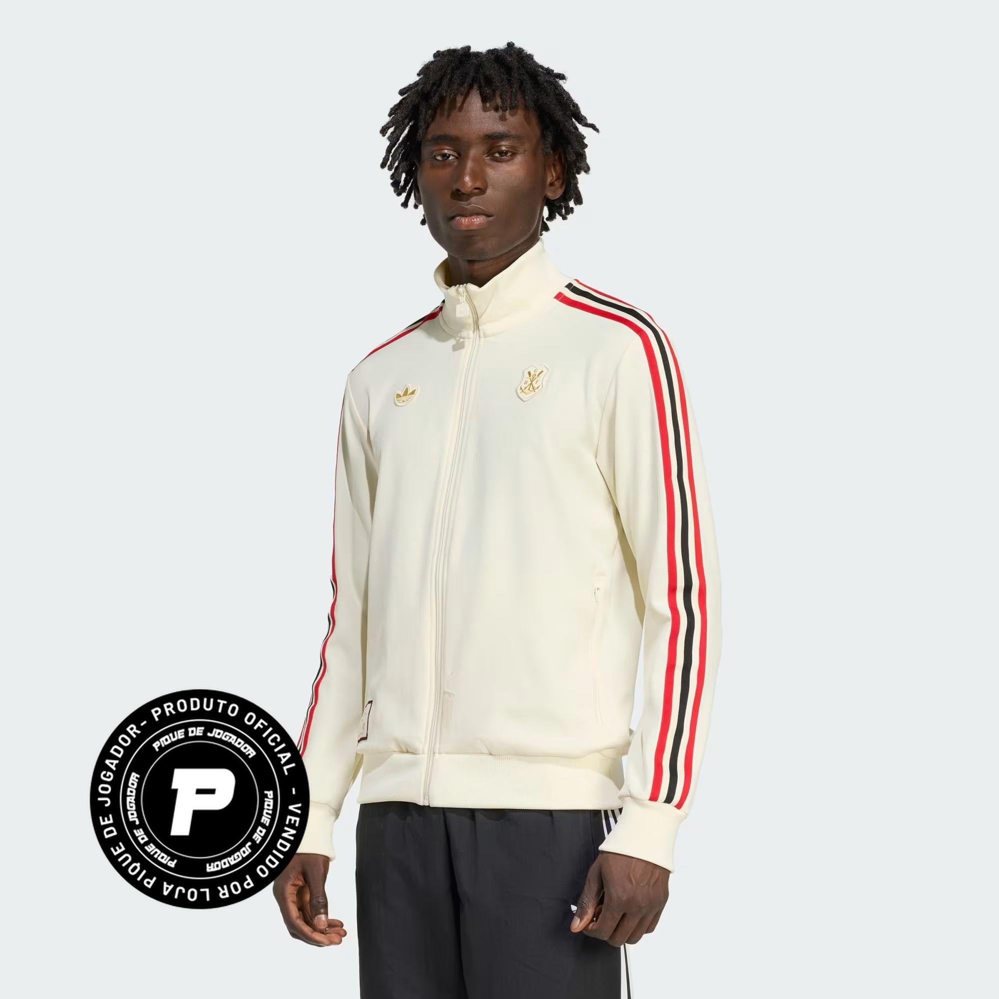 Jaqueta Adidas Flamengo Terrace Icons, Camisa Futebol, Adidas, Mostre um pouco do estilo do futebol dos anos 80 com esta jaqueta do Mengão. esta jaqueta adidas CR Flamengo é uma versão moderno do estilo do futebol dos anos 80. Perfeito para você torcer pelo seu time, ele é feito de tecido de sarja macio e suave e exibe o Trefoil e o emblema clássico do clube. Uma etiqueta costurado acima da barras mantém as vibrações da velha guarda. Modelagem justa Fecho com zíper e gola alta 100% poliéster (reciclado) Bol