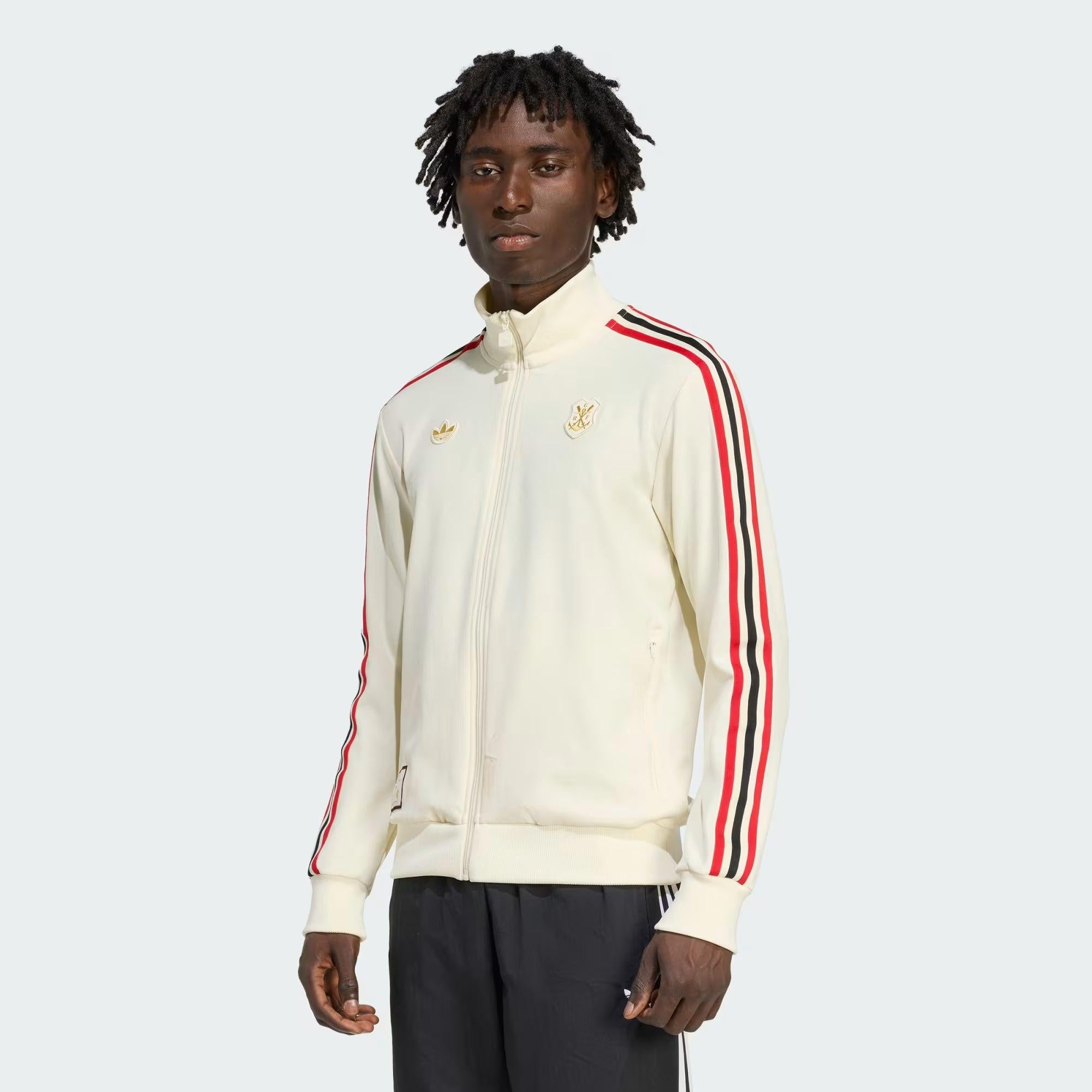 Jaqueta Adidas Flamengo Terrace Icons, Camisa Futebol, Adidas, Mostre um pouco do estilo do futebol dos anos 80 com esta jaqueta do Mengão. esta jaqueta adidas CR Flamengo é uma versão moderno do estilo do futebol dos anos 80. Perfeito para você torcer pelo seu time, ele é feito de tecido de sarja macio e suave e exibe o Trefoil e o emblema clássico do clube. Uma etiqueta costurado acima da barras mantém as vibrações da velha guarda. Modelagem justa Fecho com zíper e gola alta 100% poliéster (reciclado) Bol
