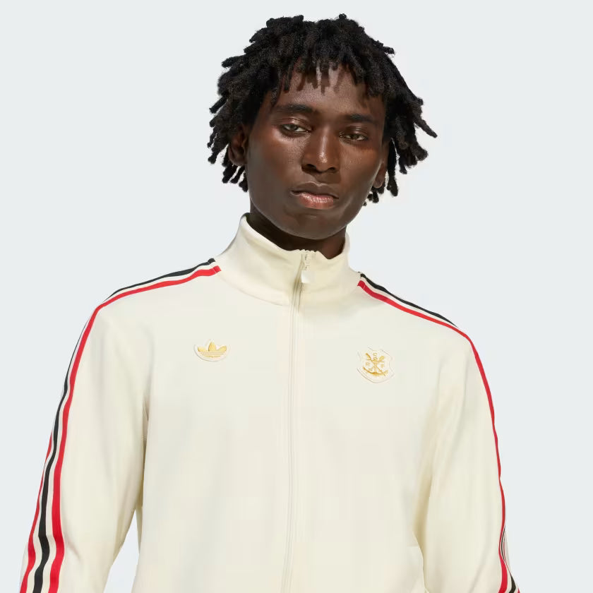 Jaqueta Adidas Flamengo Terrace Icons, Camisa Futebol, Adidas, Mostre um pouco do estilo do futebol dos anos 80 com esta jaqueta do Mengão. esta jaqueta adidas CR Flamengo é uma versão moderno do estilo do futebol dos anos 80. Perfeito para você torcer pelo seu time, ele é feito de tecido de sarja macio e suave e exibe o Trefoil e o emblema clássico do clube. Uma etiqueta costurado acima da barras mantém as vibrações da velha guarda. Modelagem justa Fecho com zíper e gola alta 100% poliéster (reciclado) Bol