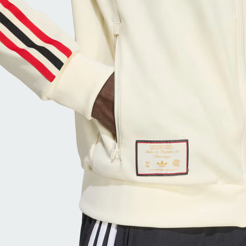 Jaqueta Adidas Flamengo Terrace Icons, Camisa Futebol, Adidas, Mostre um pouco do estilo do futebol dos anos 80 com esta jaqueta do Mengão. esta jaqueta adidas CR Flamengo é uma versão moderno do estilo do futebol dos anos 80. Perfeito para você torcer pelo seu time, ele é feito de tecido de sarja macio e suave e exibe o Trefoil e o emblema clássico do clube. Uma etiqueta costurado acima da barras mantém as vibrações da velha guarda. Modelagem justa Fecho com zíper e gola alta 100% poliéster (reciclado) Bol