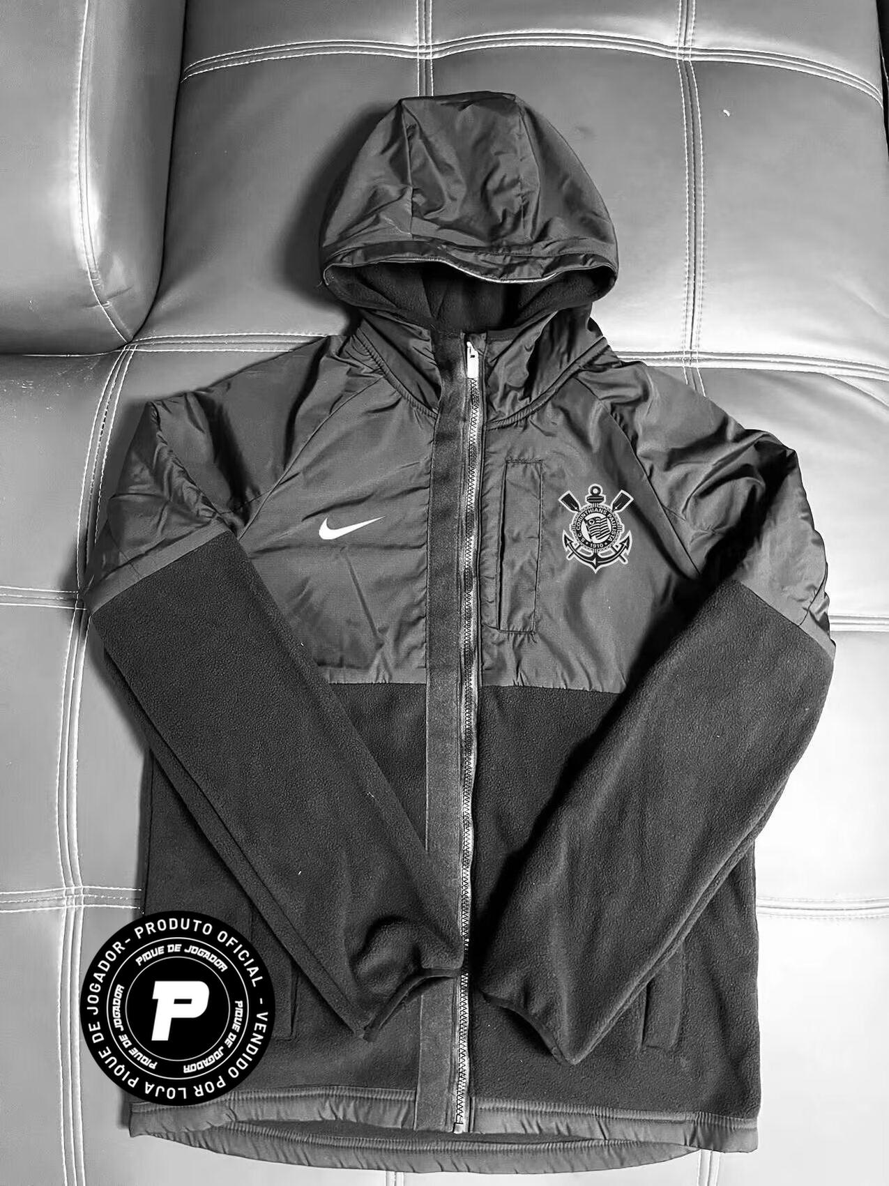 Jaqueta Bobojaco Nike Corinthians Impermeável + Veludo, Camisas de Futebol, Nike, Raça, resistência e paixão que não conhece tempo ruim! O Bobojaco Nike Corinthians foi feito pra quem segura a bandeira, canta no alambrado e não arreda pé, faça chuva ou sol. Com design leve, respirável e cheio de atitude, ele carrega o escudo estampado no peito como símbolo da Fiel. Perfeito pra usar no estádio, no treino ou no rolê, porque ser Corinthians é mais que torcer — é viver cada momento como uma decisão. Caracterís