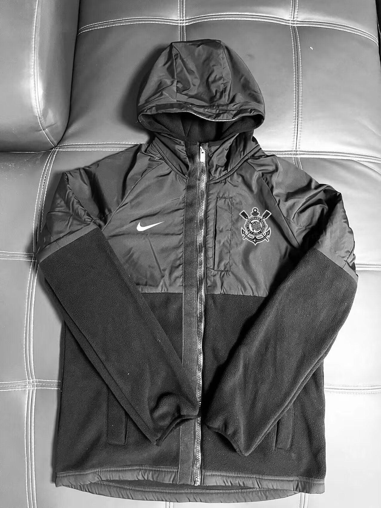 Jaqueta Bobojaco Nike Corinthians Impermeável + Veludo, Camisas de Futebol, Nike, Raça, resistência e paixão que não conhece tempo ruim! O Bobojaco Nike Corinthians foi feito pra quem segura a bandeira, canta no alambrado e não arreda pé, faça chuva ou sol. Com design leve, respirável e cheio de atitude, ele carrega o escudo estampado no peito como símbolo da Fiel. Perfeito pra usar no estádio, no treino ou no rolê, porque ser Corinthians é mais que torcer — é viver cada momento como uma decisão. Caracterís