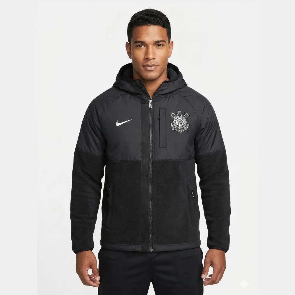 Jaqueta Bobojaco Nike Corinthians Impermeável + Veludo, Camisas de Futebol, Nike, Raça, resistência e paixão que não conhece tempo ruim! O Bobojaco Nike Corinthians foi feito pra quem segura a bandeira, canta no alambrado e não arreda pé, faça chuva ou sol. Com design leve, respirável e cheio de atitude, ele carrega o escudo estampado no peito como símbolo da Fiel. Perfeito pra usar no estádio, no treino ou no rolê, porque ser Corinthians é mais que torcer — é viver cada momento como uma decisão. Caracterís