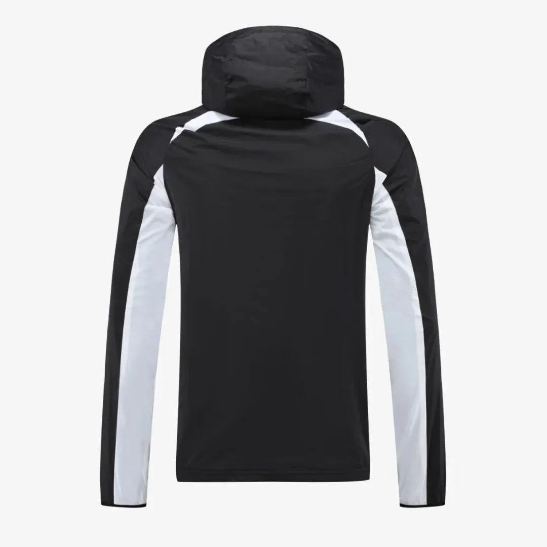 Jaqueta Corta-Vento Nike Corinthians, Camisas de Futebol, Nike, Raça, resistência e paixão que não conhece tempo ruim! O Corta-Vento Nike Corinthians foi feito pra quem segura a bandeira, canta no alambrado e não arreda pé, faça chuva ou sol. Com design leve, respirável e cheio de atitude, ele carrega o escudo estampado no peito como símbolo da Fiel. Perfeito pra usar no estádio, no treino ou no rolê, porque ser Corinthians é mais que torcer — é viver cada momento como uma decisão. Características e Benefíc