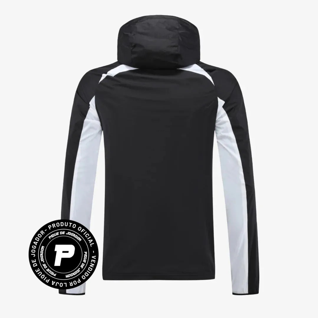 Jaqueta Corta-Vento Nike Corinthians, Camisas de Futebol, Nike, Raça, resistência e paixão que não conhece tempo ruim! O Corta-Vento Nike Corinthians foi feito pra quem segura a bandeira, canta no alambrado e não arreda pé, faça chuva ou sol. Com design leve, respirável e cheio de atitude, ele carrega o escudo estampado no peito como símbolo da Fiel. Perfeito pra usar no estádio, no treino ou no rolê, porque ser Corinthians é mais que torcer — é viver cada momento como uma decisão. Características e Benefíc
