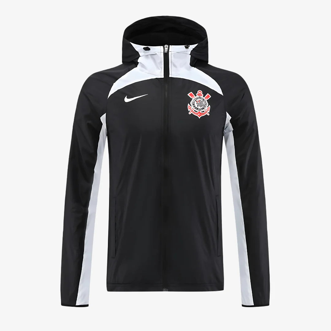 Jaqueta Corta-Vento Nike Corinthians, Camisas de Futebol, Nike, Raça, resistência e paixão que não conhece tempo ruim! O Corta-Vento Nike Corinthians foi feito pra quem segura a bandeira, canta no alambrado e não arreda pé, faça chuva ou sol. Com design leve, respirável e cheio de atitude, ele carrega o escudo estampado no peito como símbolo da Fiel. Perfeito pra usar no estádio, no treino ou no rolê, porque ser Corinthians é mais que torcer — é viver cada momento como uma decisão. Características e Benefíc