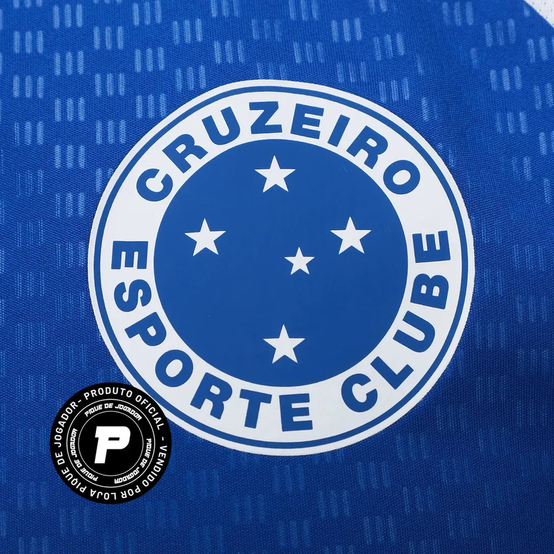 Regata Adidas Cruzeiro 26/27 Treino, Camisa Futebol, Adidas, Ficha do Produto Vista as cores celestes com a Camisa Cruzeiro 26/27 Treino Adidas Masculina! Perfeita para os torcedores mais apaixonados pelo Cabuloso, esta camisa Cruzeiro treino é a mesma usada pelos jogadores, ideal para elevar seu desempenho e estilo. Com design moderno e funcional em predominância azul e detalhes brancos, o artigo conta com as clássicas três listras nas mangas e o escudo do Cruzeiro em destaque no peito. Confeccionada em te