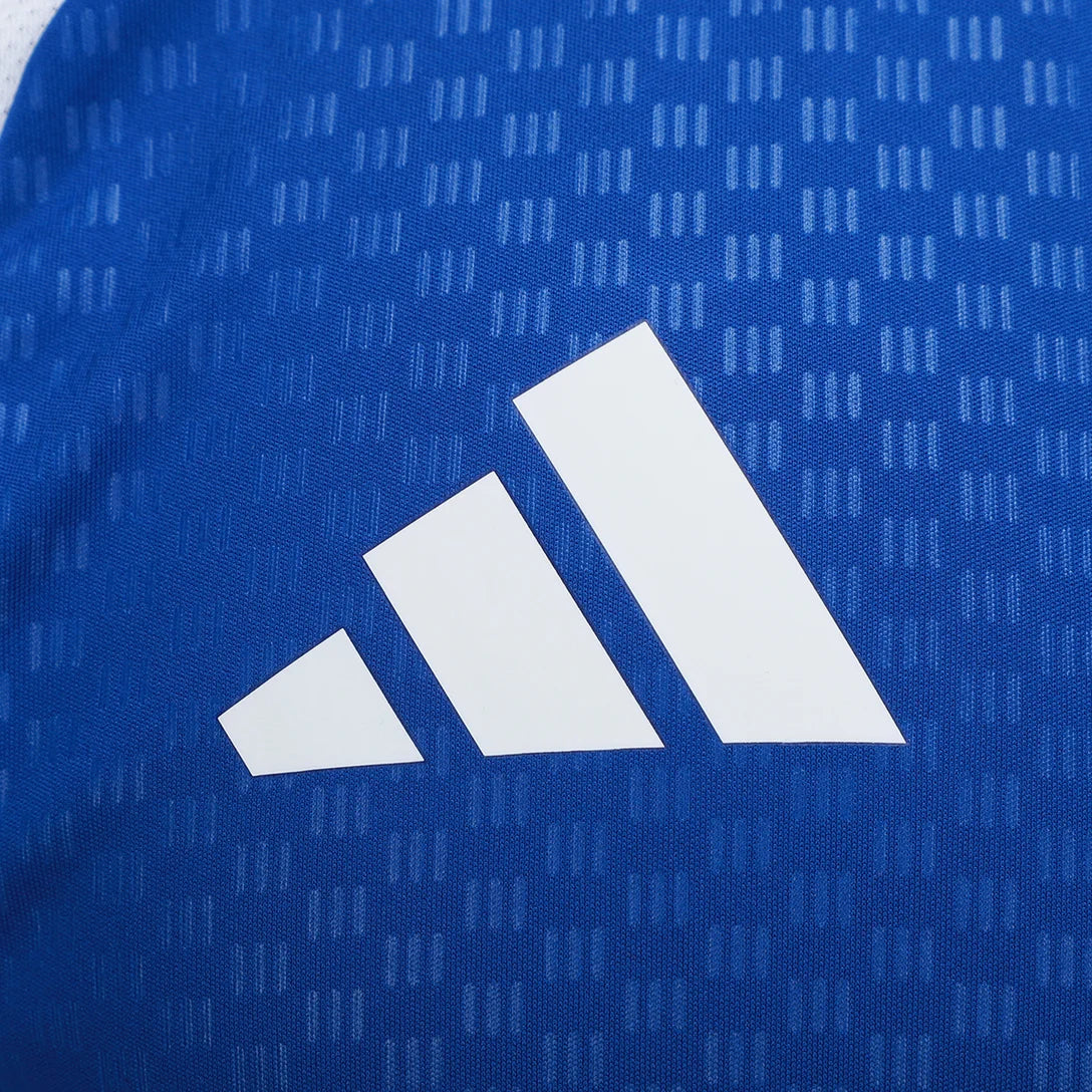 Regata Adidas Cruzeiro 26/27 Treino, Camisa Futebol, Adidas, Ficha do Produto Vista as cores celestes com a Camisa Cruzeiro 26/27 Treino Adidas Masculina! Perfeita para os torcedores mais apaixonados pelo Cabuloso, esta camisa Cruzeiro treino é a mesma usada pelos jogadores, ideal para elevar seu desempenho e estilo. Com design moderno e funcional em predominância azul e detalhes brancos, o artigo conta com as clássicas três listras nas mangas e o escudo do Cruzeiro em destaque no peito. Confeccionada em te