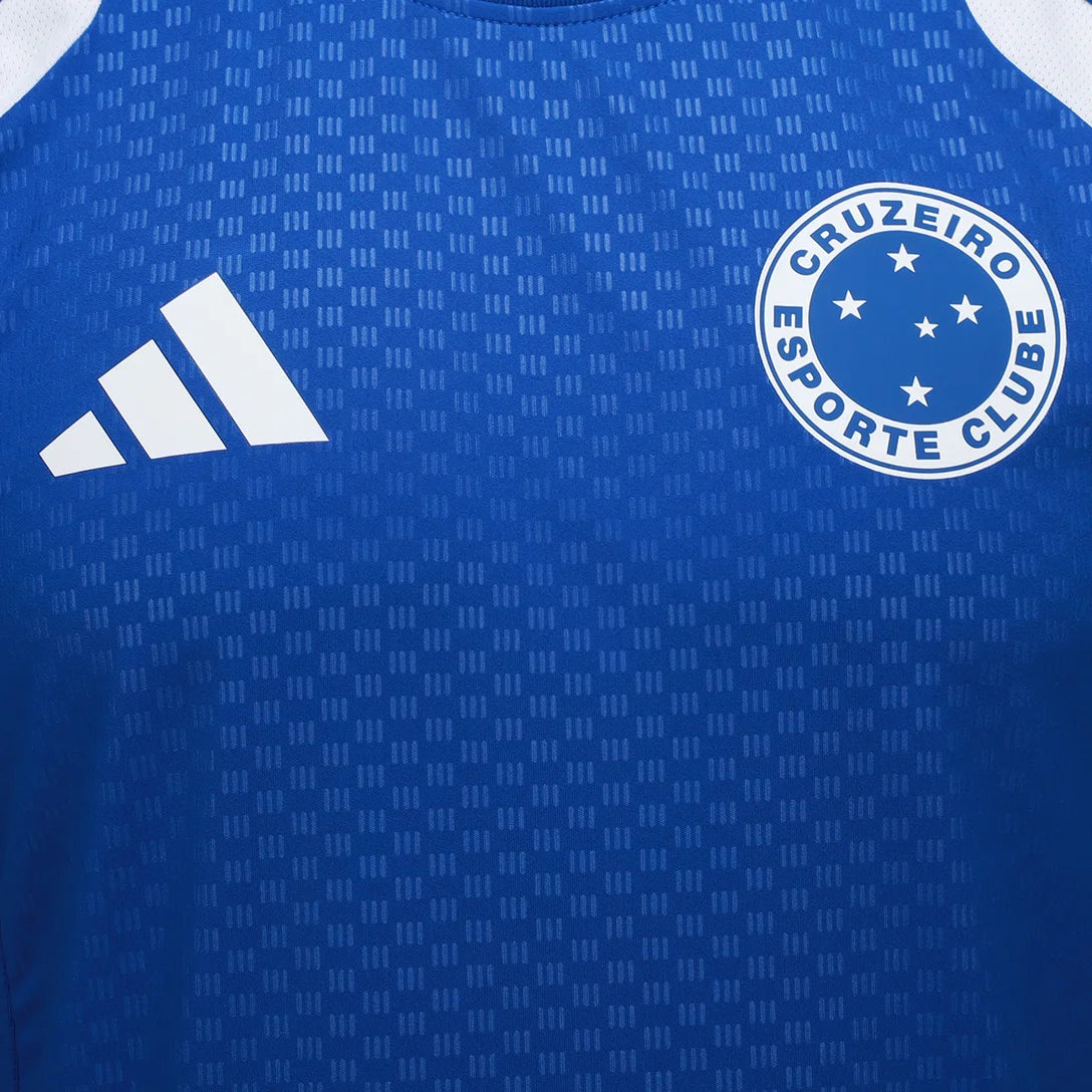 Regata Adidas Cruzeiro 26/27 Treino, Camisa Futebol, Adidas, Ficha do Produto Vista as cores celestes com a Camisa Cruzeiro 26/27 Treino Adidas Masculina! Perfeita para os torcedores mais apaixonados pelo Cabuloso, esta camisa Cruzeiro treino é a mesma usada pelos jogadores, ideal para elevar seu desempenho e estilo. Com design moderno e funcional em predominância azul e detalhes brancos, o artigo conta com as clássicas três listras nas mangas e o escudo do Cruzeiro em destaque no peito. Confeccionada em te