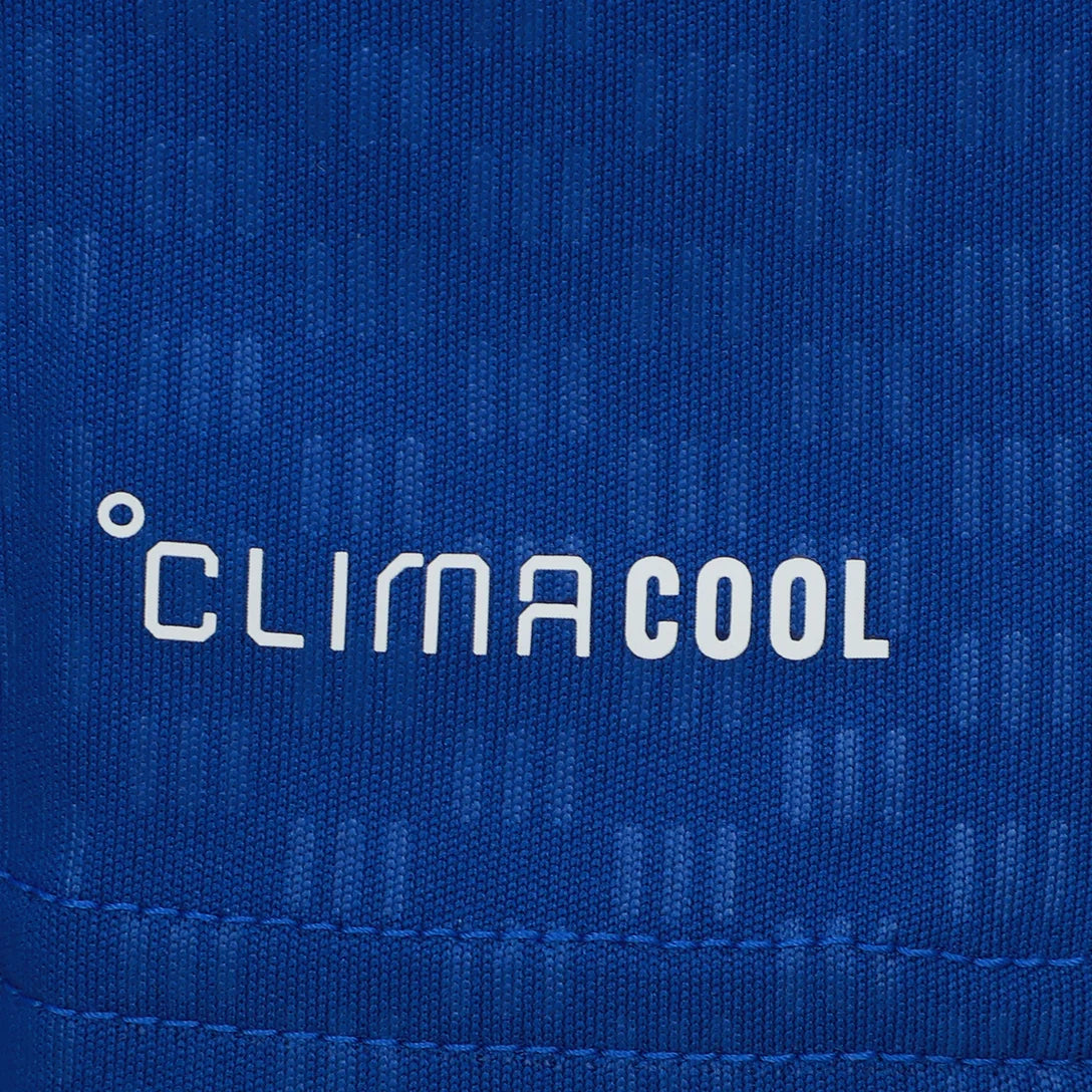 Regata Adidas Cruzeiro 26/27 Treino, Camisa Futebol, Adidas, Ficha do Produto Vista as cores celestes com a Camisa Cruzeiro 26/27 Treino Adidas Masculina! Perfeita para os torcedores mais apaixonados pelo Cabuloso, esta camisa Cruzeiro treino é a mesma usada pelos jogadores, ideal para elevar seu desempenho e estilo. Com design moderno e funcional em predominância azul e detalhes brancos, o artigo conta com as clássicas três listras nas mangas e o escudo do Cruzeiro em destaque no peito. Confeccionada em te