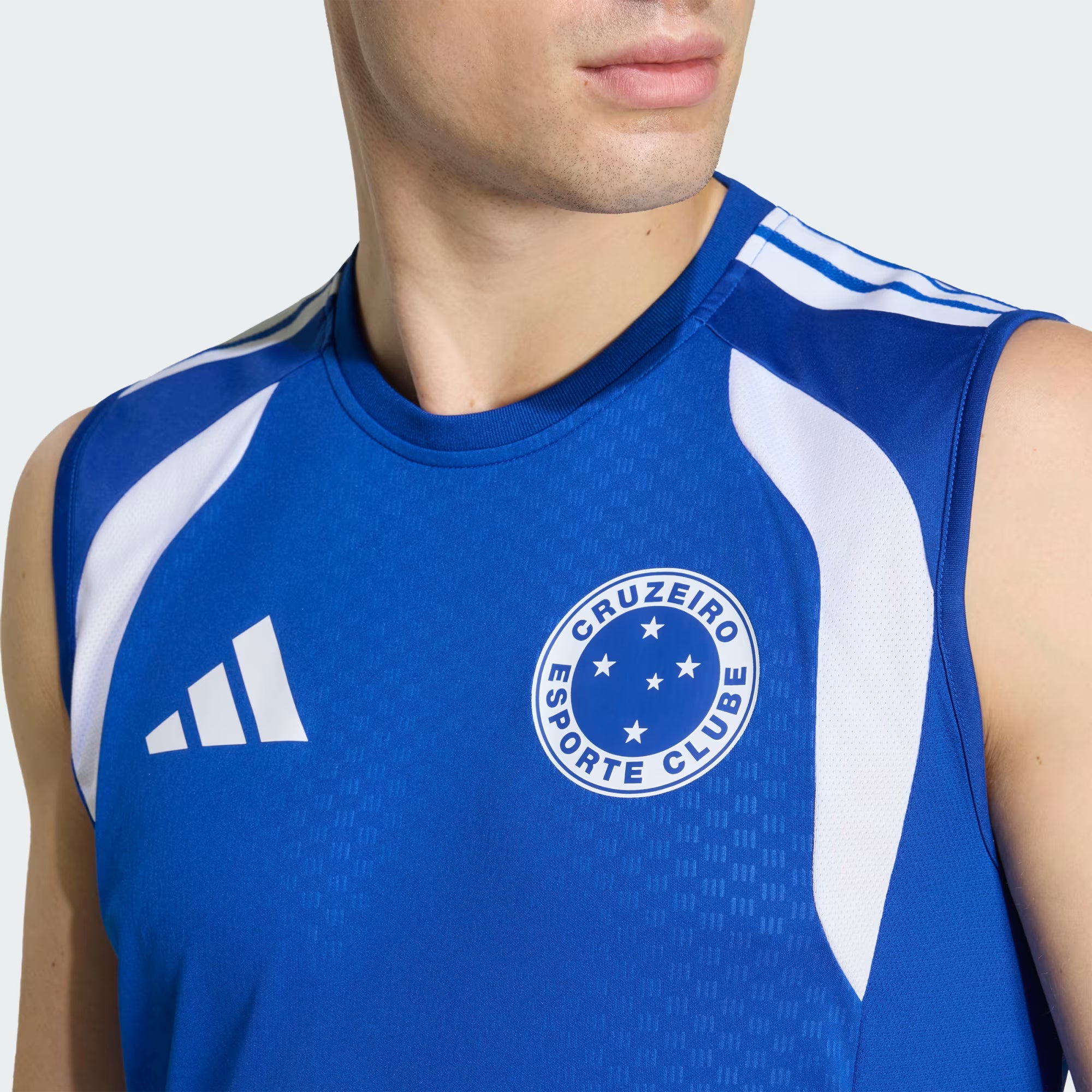 Regata Adidas Cruzeiro 26/27 Treino, Camisa Futebol, Adidas, Ficha do Produto Vista as cores celestes com a Camisa Cruzeiro 26/27 Treino Adidas Masculina! Perfeita para os torcedores mais apaixonados pelo Cabuloso, esta camisa Cruzeiro treino é a mesma usada pelos jogadores, ideal para elevar seu desempenho e estilo. Com design moderno e funcional em predominância azul e detalhes brancos, o artigo conta com as clássicas três listras nas mangas e o escudo do Cruzeiro em destaque no peito. Confeccionada em te