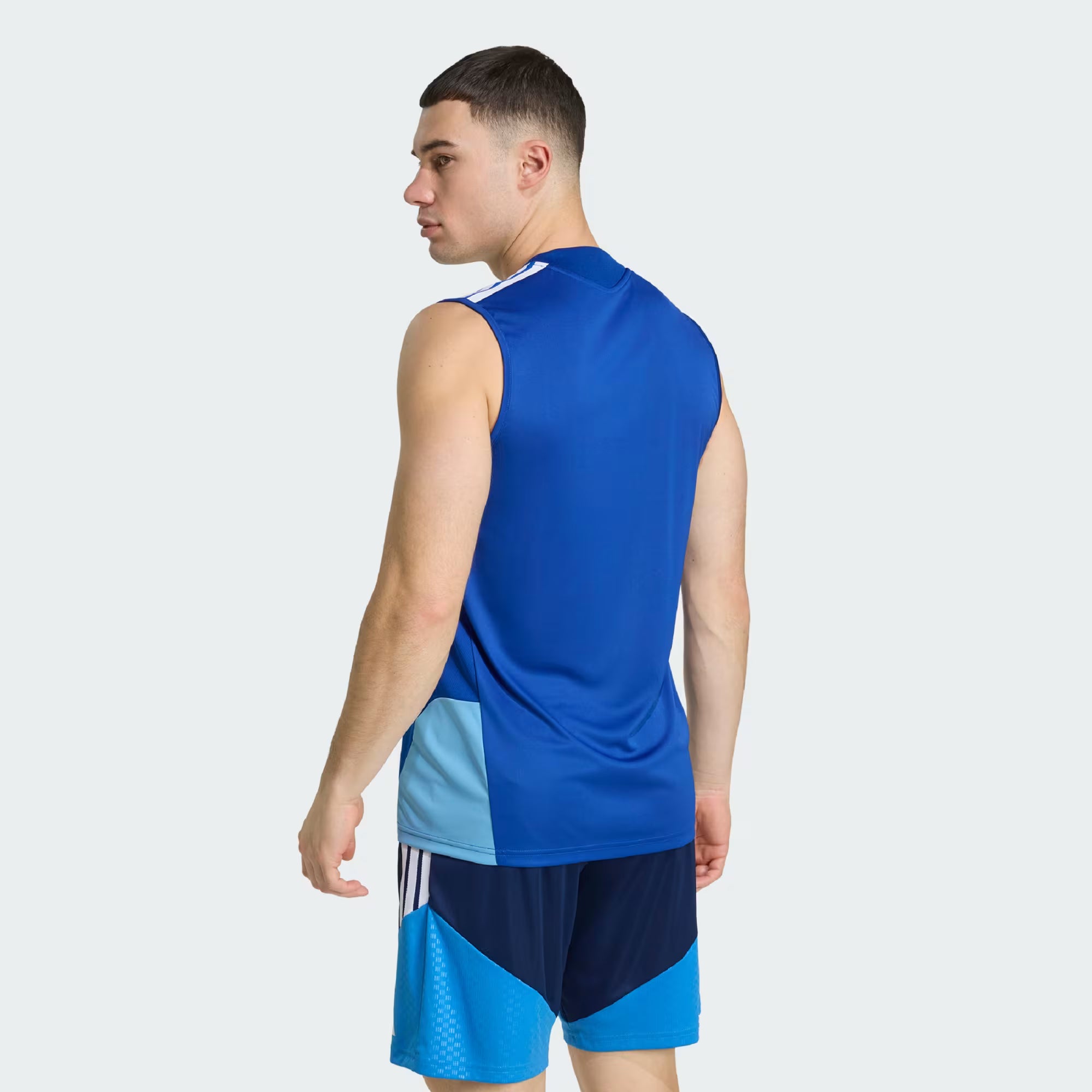 Regata Adidas Cruzeiro 26/27 Treino, Camisa Futebol, Adidas, Ficha do Produto Vista as cores celestes com a Camisa Cruzeiro 26/27 Treino Adidas Masculina! Perfeita para os torcedores mais apaixonados pelo Cabuloso, esta camisa Cruzeiro treino é a mesma usada pelos jogadores, ideal para elevar seu desempenho e estilo. Com design moderno e funcional em predominância azul e detalhes brancos, o artigo conta com as clássicas três listras nas mangas e o escudo do Cruzeiro em destaque no peito. Confeccionada em te