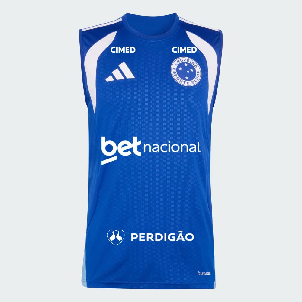 Regata Adidas Cruzeiro 26/27 Treino, Camisa Futebol, Adidas, Ficha do Produto Vista as cores celestes com a Camisa Cruzeiro 26/27 Treino Adidas Masculina! Perfeita para os torcedores mais apaixonados pelo Cabuloso, esta camisa Cruzeiro treino é a mesma usada pelos jogadores, ideal para elevar seu desempenho e estilo. Com design moderno e funcional em predominância azul e detalhes brancos, o artigo conta com as clássicas três listras nas mangas e o escudo do Cruzeiro em destaque no peito. Confeccionada em te