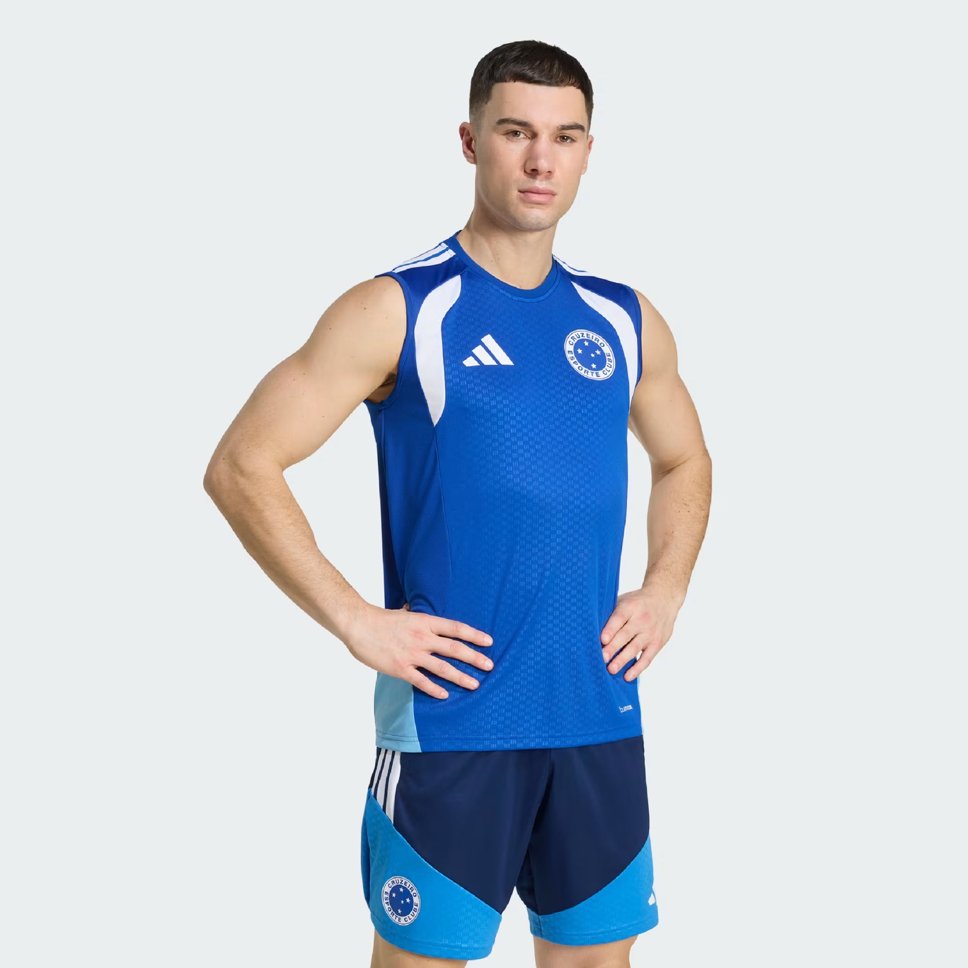 Regata Adidas Cruzeiro 26/27 Treino, Camisa Futebol, Adidas, Ficha do Produto Vista as cores celestes com a Camisa Cruzeiro 26/27 Treino Adidas Masculina! Perfeita para os torcedores mais apaixonados pelo Cabuloso, esta camisa Cruzeiro treino é a mesma usada pelos jogadores, ideal para elevar seu desempenho e estilo. Com design moderno e funcional em predominância azul e detalhes brancos, o artigo conta com as clássicas três listras nas mangas e o escudo do Cruzeiro em destaque no peito. Confeccionada em te
