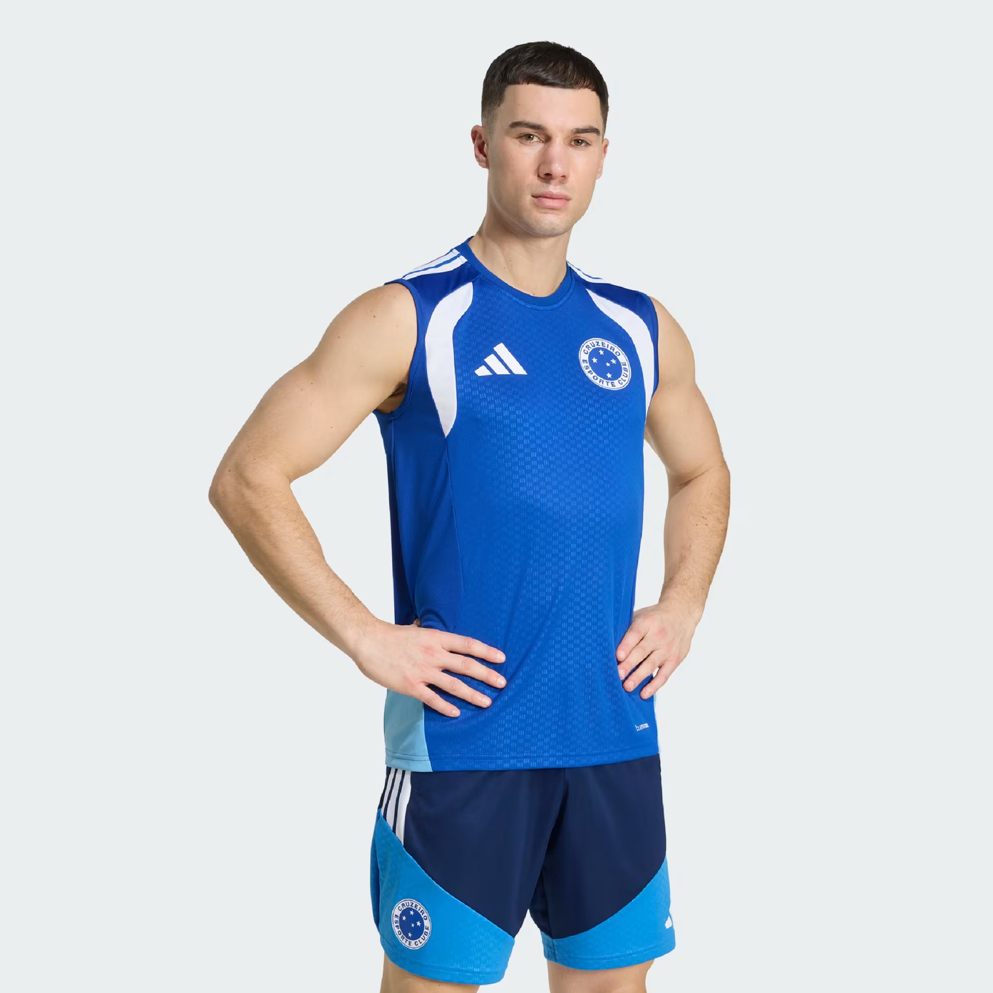 Regata Adidas Cruzeiro 26/27 Treino, Camisa Futebol, Adidas, Ficha do Produto Vista as cores celestes com a Camisa Cruzeiro 26/27 Treino Adidas Masculina! Perfeita para os torcedores mais apaixonados pelo Cabuloso, esta camisa Cruzeiro treino é a mesma usada pelos jogadores, ideal para elevar seu desempenho e estilo. Com design moderno e funcional em predominância azul e detalhes brancos, o artigo conta com as clássicas três listras nas mangas e o escudo do Cruzeiro em destaque no peito. Confeccionada em te