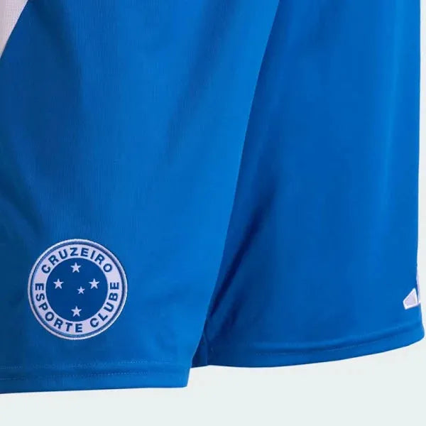 Shorts Cruzeiro 25/26 Away, Camisa Futebol, Adidas, Ficha do Produto TecnologiaAeroReady: Sistema que controla o excesso de umidade do corpo, garantindo a rápida secagem do suor durante os exercícios. Composição: 100% PoliésterMarca: AdidasIndicada para: Jogo/CasualGênero: MasculinoEscudo: EmborrachadoOrigem: ImportadoManga: Curta-PIQUE DE JOGADOR