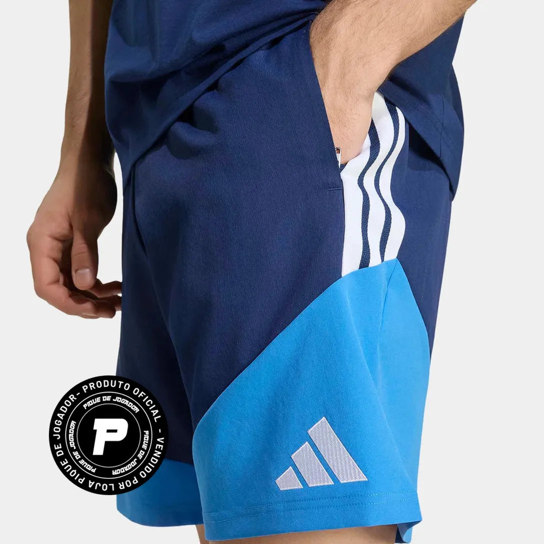 Shorts Cruzeiro 26/27 Treino, Camisa Futebol, Adidas, Descrição A Adidas exibe o shorts do Cruzeiro, modelo Treino para 2026, ideal para os torcedores da Raposa vestirem com conforto e estilo a sua paixão. A peça é feita em poliéster e além de trazer bolsos frontais sem zíper, no cós, elástico e cordão cuidam do ajuste. Informações Técnicas Composição: 100% PoliésterAjuste: Elástico e cordãoCor predominante: MarinhoIndicado para: TreinoGênero: MasculinoOrigem: ImportadaEscudo: EstampadoClube: Cruzeiro-PIQUE