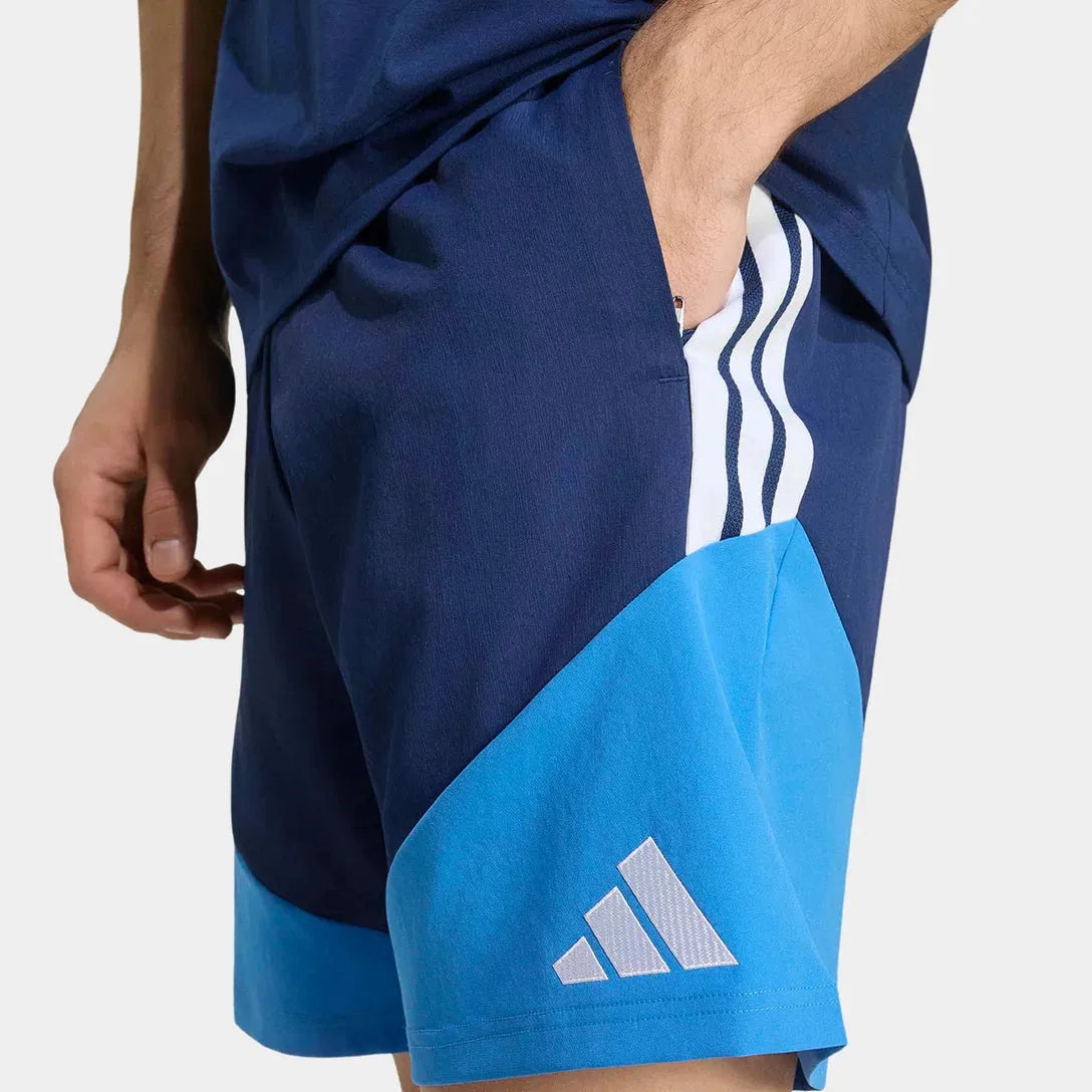 Shorts Cruzeiro 26/27 Treino, Camisa Futebol, Adidas, Descrição A Adidas exibe o shorts do Cruzeiro, modelo Treino para 2026, ideal para os torcedores da Raposa vestirem com conforto e estilo a sua paixão. A peça é feita em poliéster e além de trazer bolsos frontais sem zíper, no cós, elástico e cordão cuidam do ajuste. Informações Técnicas Composição: 100% PoliésterAjuste: Elástico e cordãoCor predominante: MarinhoIndicado para: TreinoGênero: MasculinoOrigem: ImportadaEscudo: EstampadoClube: Cruzeiro-PIQUE