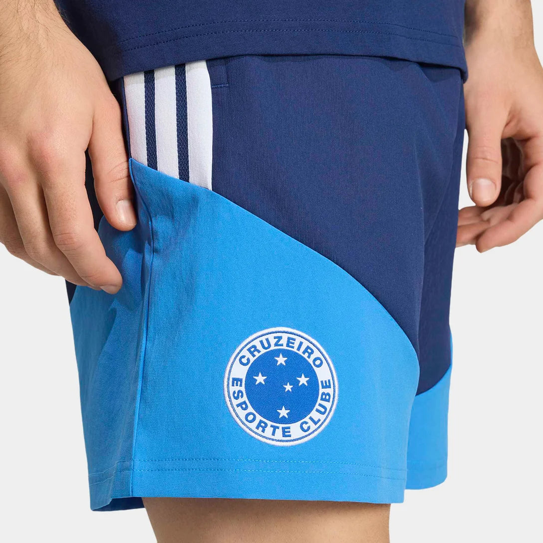 Shorts Cruzeiro 26/27 Treino, Camisa Futebol, Adidas, Descrição A Adidas exibe o shorts do Cruzeiro, modelo Treino para 2026, ideal para os torcedores da Raposa vestirem com conforto e estilo a sua paixão. A peça é feita em poliéster e além de trazer bolsos frontais sem zíper, no cós, elástico e cordão cuidam do ajuste. Informações Técnicas Composição: 100% PoliésterAjuste: Elástico e cordãoCor predominante: MarinhoIndicado para: TreinoGênero: MasculinoOrigem: ImportadaEscudo: EstampadoClube: Cruzeiro-PIQUE