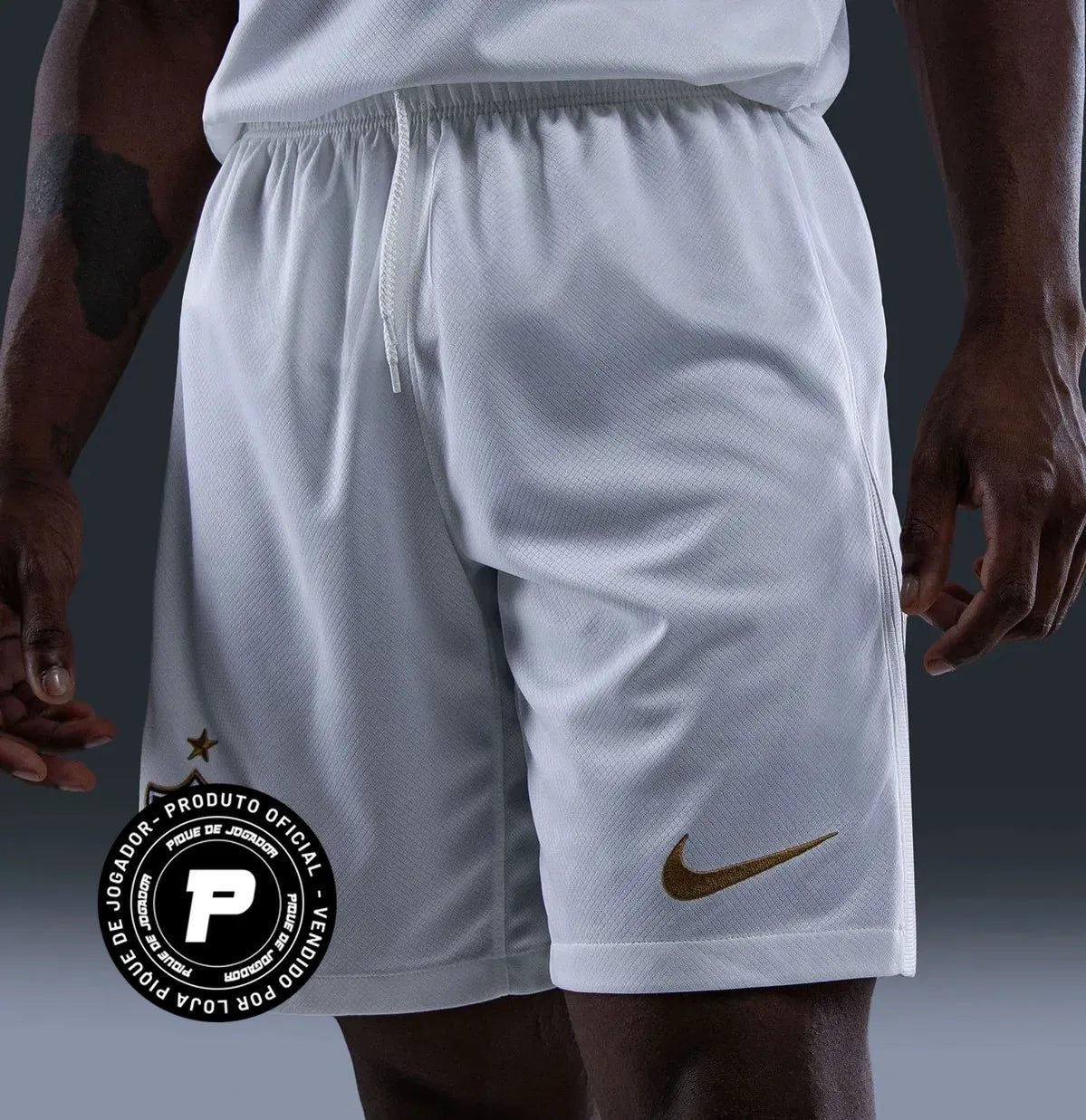 Shorts Nike Atlético Mineiro 26/27 Treino, Camisa Futebol, Nike, Descrição Inspirada no título de Campeão Brasileiro de 1971, a coleção do Galo celebra a doideira que se espalhou para milhões de cabeças de atleticanos após a cabeçada histórica de Dadá Maravilha. Informações Técnicas Composição: 100% PoliésterAjuste: Elástico e cordãoCor predominante: MarinhoIndicado para: TreinoGênero: MasculinoOrigem: ImportadaEscudo: EstampadoClube: Atético MG-PIQUE DE JOGADOR
