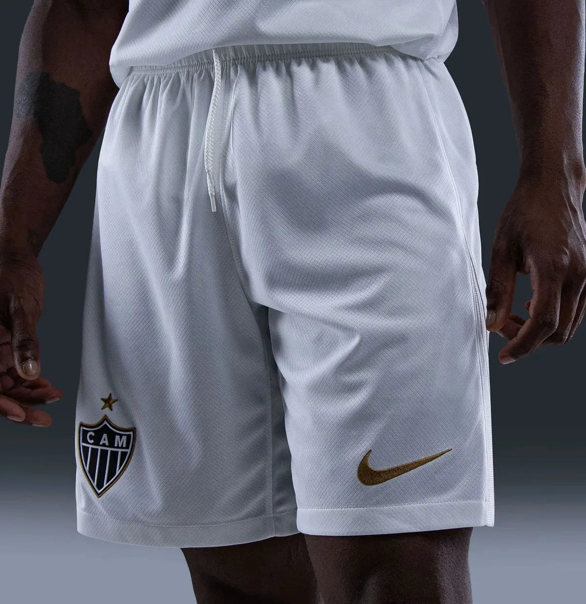 Shorts Nike Atlético Mineiro 26/27 Treino, Camisa Futebol, Nike, Descrição Inspirada no título de Campeão Brasileiro de 1971, a coleção do Galo celebra a doideira que se espalhou para milhões de cabeças de atleticanos após a cabeçada histórica de Dadá Maravilha. Informações Técnicas Composição: 100% PoliésterAjuste: Elástico e cordãoCor predominante: MarinhoIndicado para: TreinoGênero: MasculinoOrigem: ImportadaEscudo: EstampadoClube: Atético MG-PIQUE DE JOGADOR