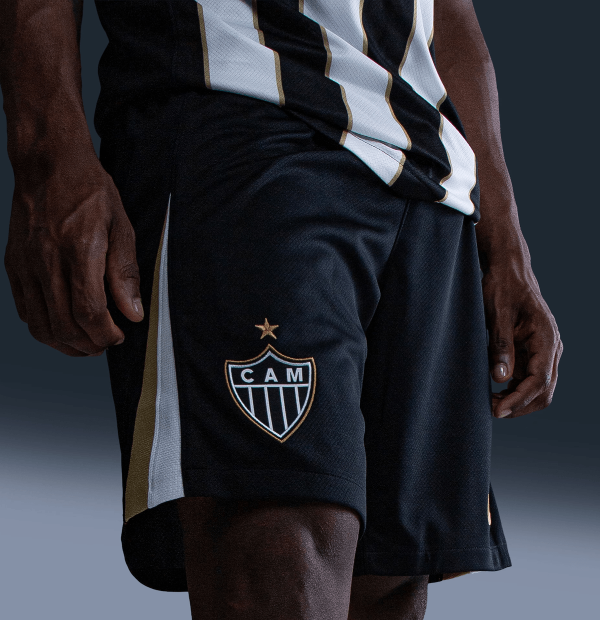 Shorts Nike Atlético Mineiro 26/27 Treino, Camisa Futebol, Nike, Descrição Inspirada no título de Campeão Brasileiro de 1971, a coleção do Galo celebra a doideira que se espalhou para milhões de cabeças de atleticanos após a cabeçada histórica de Dadá Maravilha. Informações Técnicas Composição: 100% PoliésterAjuste: Elástico e cordãoCor predominante: MarinhoIndicado para: TreinoGênero: MasculinoOrigem: ImportadaEscudo: EstampadoClube: Atético MG-PIQUE DE JOGADOR