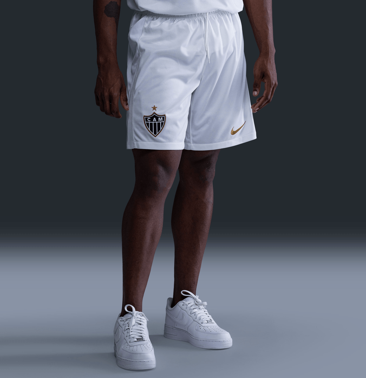 Shorts Nike Atlético Mineiro 26/27 Treino, Camisa Futebol, Nike, Descrição Inspirada no título de Campeão Brasileiro de 1971, a coleção do Galo celebra a doideira que se espalhou para milhões de cabeças de atleticanos após a cabeçada histórica de Dadá Maravilha. Informações Técnicas Composição: 100% PoliésterAjuste: Elástico e cordãoCor predominante: MarinhoIndicado para: TreinoGênero: MasculinoOrigem: ImportadaEscudo: EstampadoClube: Atético MG-PIQUE DE JOGADOR