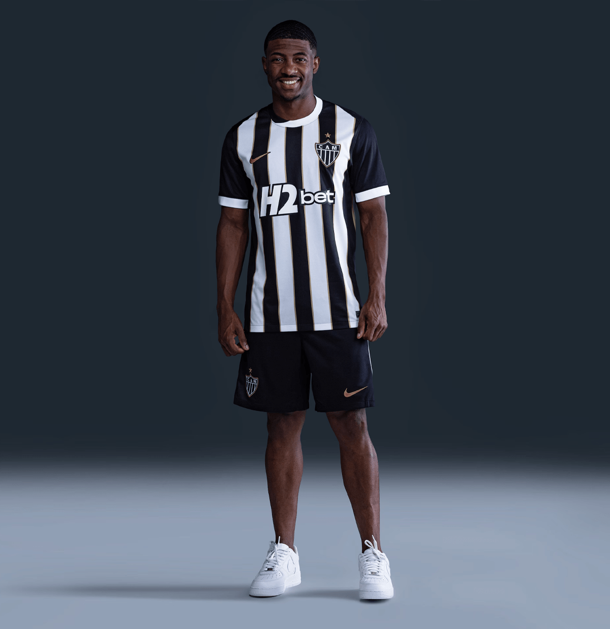 Shorts Nike Atlético Mineiro 26/27 Treino, Camisa Futebol, Nike, Descrição Inspirada no título de Campeão Brasileiro de 1971, a coleção do Galo celebra a doideira que se espalhou para milhões de cabeças de atleticanos após a cabeçada histórica de Dadá Maravilha. Informações Técnicas Composição: 100% PoliésterAjuste: Elástico e cordãoCor predominante: MarinhoIndicado para: TreinoGênero: MasculinoOrigem: ImportadaEscudo: EstampadoClube: Atético MG-PIQUE DE JOGADOR