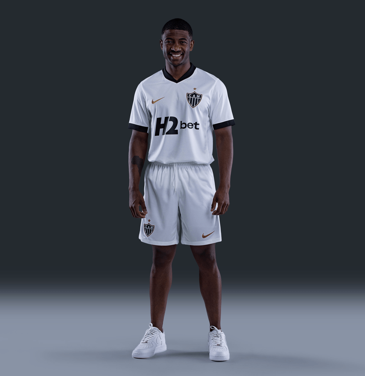 Shorts Nike Atlético Mineiro 26/27 Treino, Camisa Futebol, Nike, Descrição Inspirada no título de Campeão Brasileiro de 1971, a coleção do Galo celebra a doideira que se espalhou para milhões de cabeças de atleticanos após a cabeçada histórica de Dadá Maravilha. Informações Técnicas Composição: 100% PoliésterAjuste: Elástico e cordãoCor predominante: MarinhoIndicado para: TreinoGênero: MasculinoOrigem: ImportadaEscudo: EstampadoClube: Atético MG-PIQUE DE JOGADOR