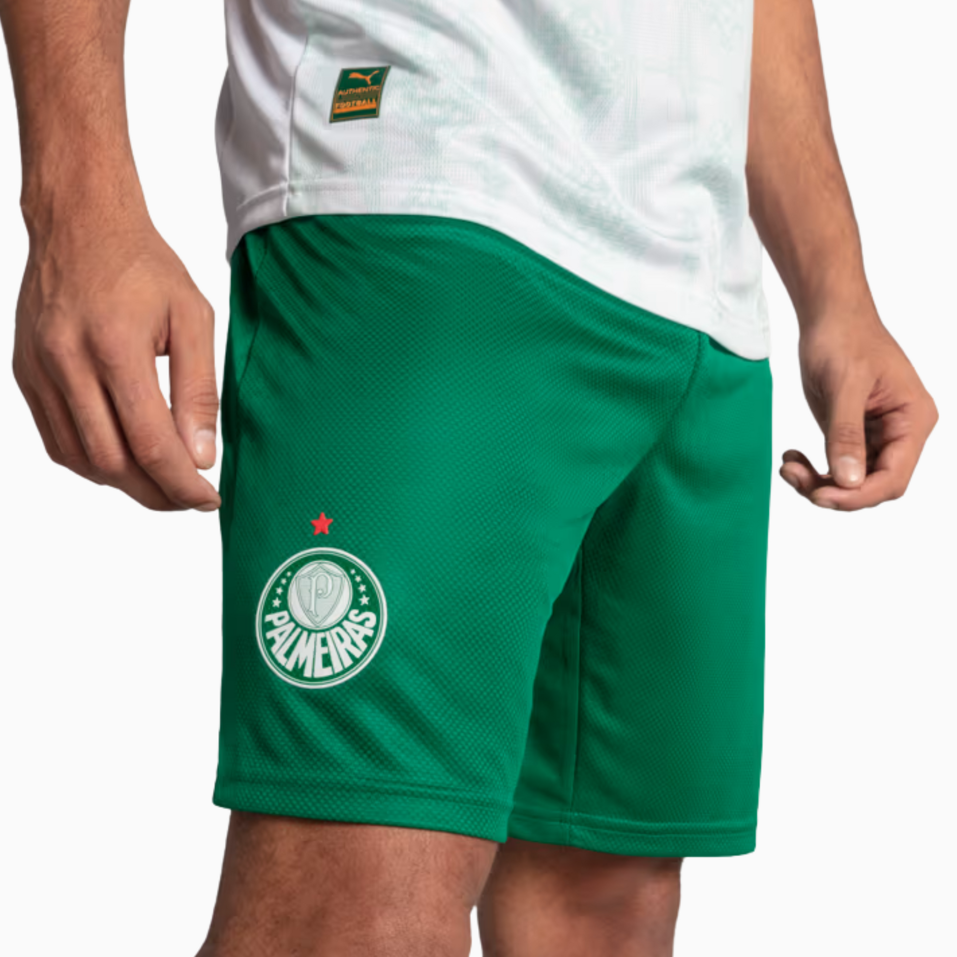 Shorts Palmeiras 2025 II – Torcedor, Camisas de Futebol, PIQUE DE JOGADOR, O Shorts Palmeiras 2025 II – Torcedor carrega a identidade vitoriosa do Verdão com um visual moderno e imponente. Desenvolvido pela PUMA para a temporada 2025, o modelo é ideal para quem busca estilo, conforto e performance no dia a dia ou nas arquibancadas. Com escudo bordado e tecnologia dryCELL, é a peça certa para completar o uniforme alviverde com autenticidade. Características e Benefícios Tecnologia dryCELL: ajuda a manter o c