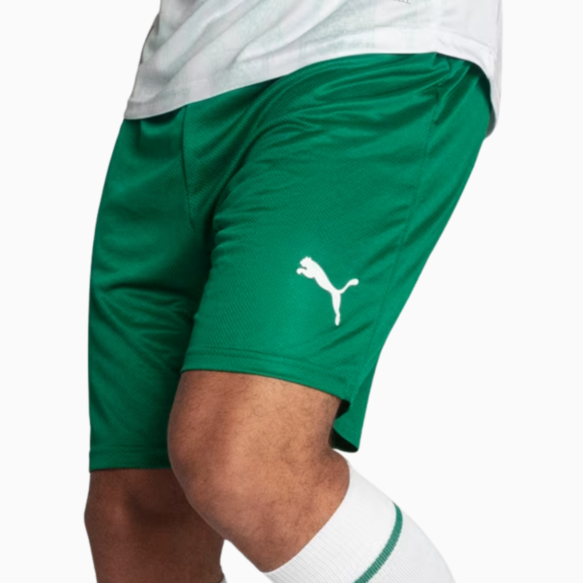 Shorts Palmeiras 2025 II – Torcedor, Camisas de Futebol, PIQUE DE JOGADOR, O Shorts Palmeiras 2025 II – Torcedor carrega a identidade vitoriosa do Verdão com um visual moderno e imponente. Desenvolvido pela PUMA para a temporada 2025, o modelo é ideal para quem busca estilo, conforto e performance no dia a dia ou nas arquibancadas. Com escudo bordado e tecnologia dryCELL, é a peça certa para completar o uniforme alviverde com autenticidade. Características e Benefícios Tecnologia dryCELL: ajuda a manter o c