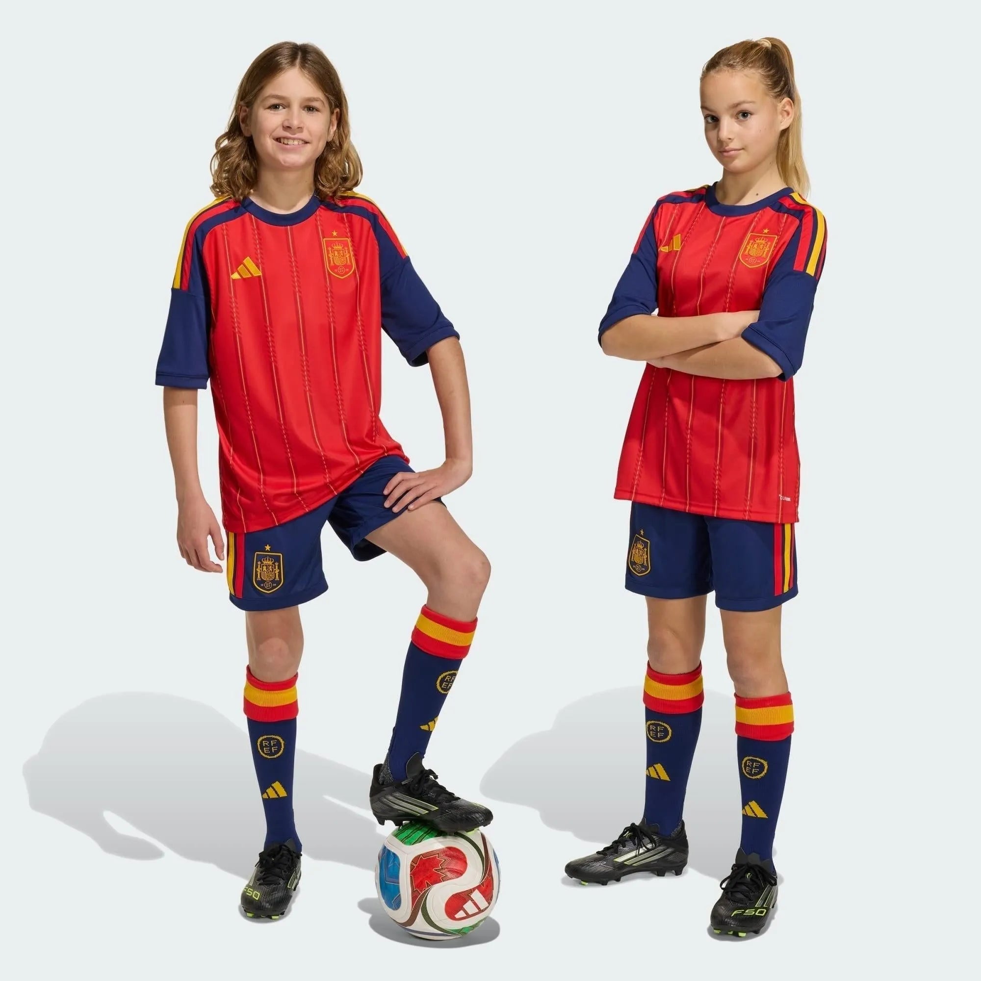 Conjunto Infantil Espanha 26/27 Home, Camisas de Futebol, PIQUE DE JOGADOR, A camisa do seu time favorito agora disponível em nossa loja! Confeccionadas com tecido de poliéster de alta qualidade e uma tecnologia respirável de ponta, nossas camisas são uma fusão perfeita de conforto, resistência e frescor duradouro. Sinta-se envolvido(a) em luxo enquanto apoia o seu time, seja nas vibrantes arquibancadas ou no calor da competição nas quadras. O design exclusivo e as cores vibrantes destacam-se, tornando esta